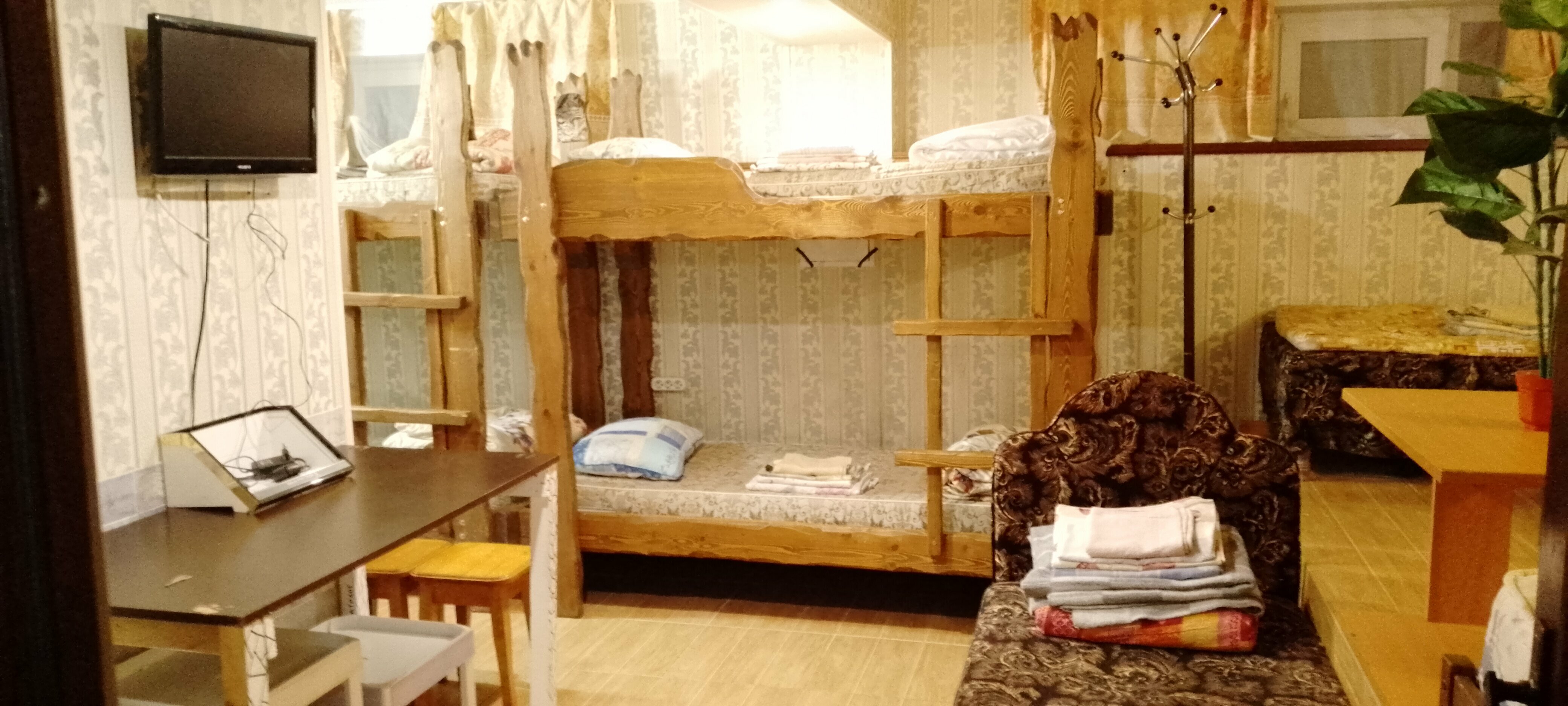 Кровать в общем 8-местном номере