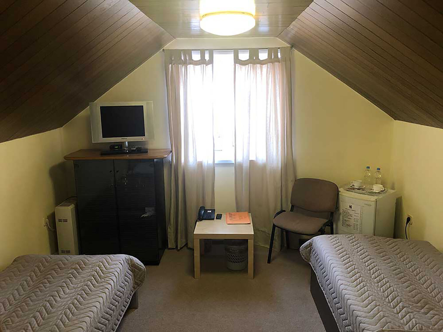 Двухместный номер с 2 отдельными кроватями и общей ванной комнатой