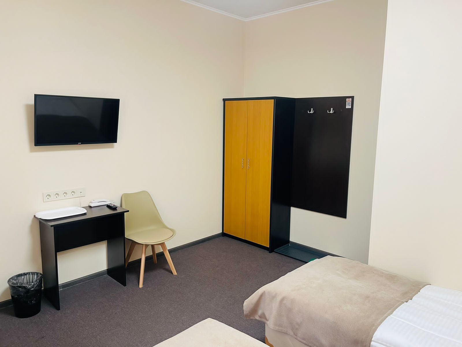 Двухместный номер с 2 отдельными кроватями и общей ванной комнатой