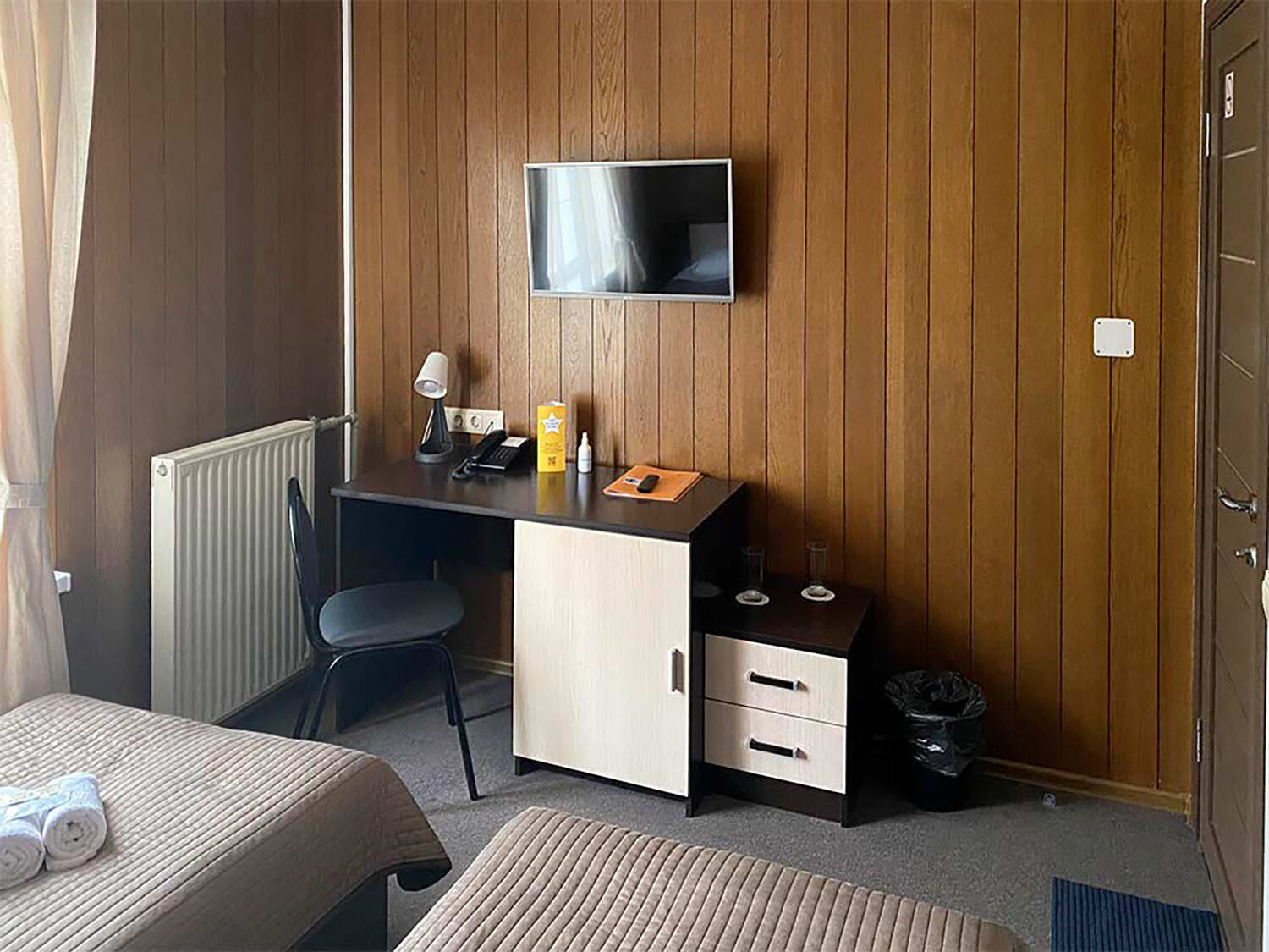 Двухместный номер с 2 отдельными кроватями и общей ванной комнатой