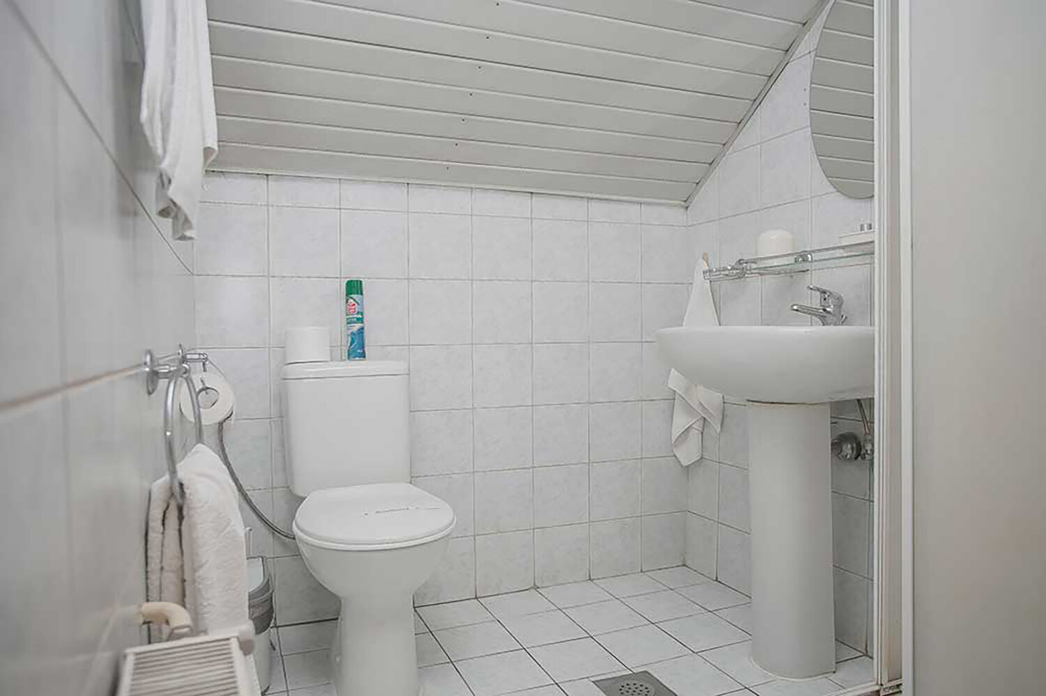 Двухместный номер с 2 отдельными кроватями и общей ванной комнатой