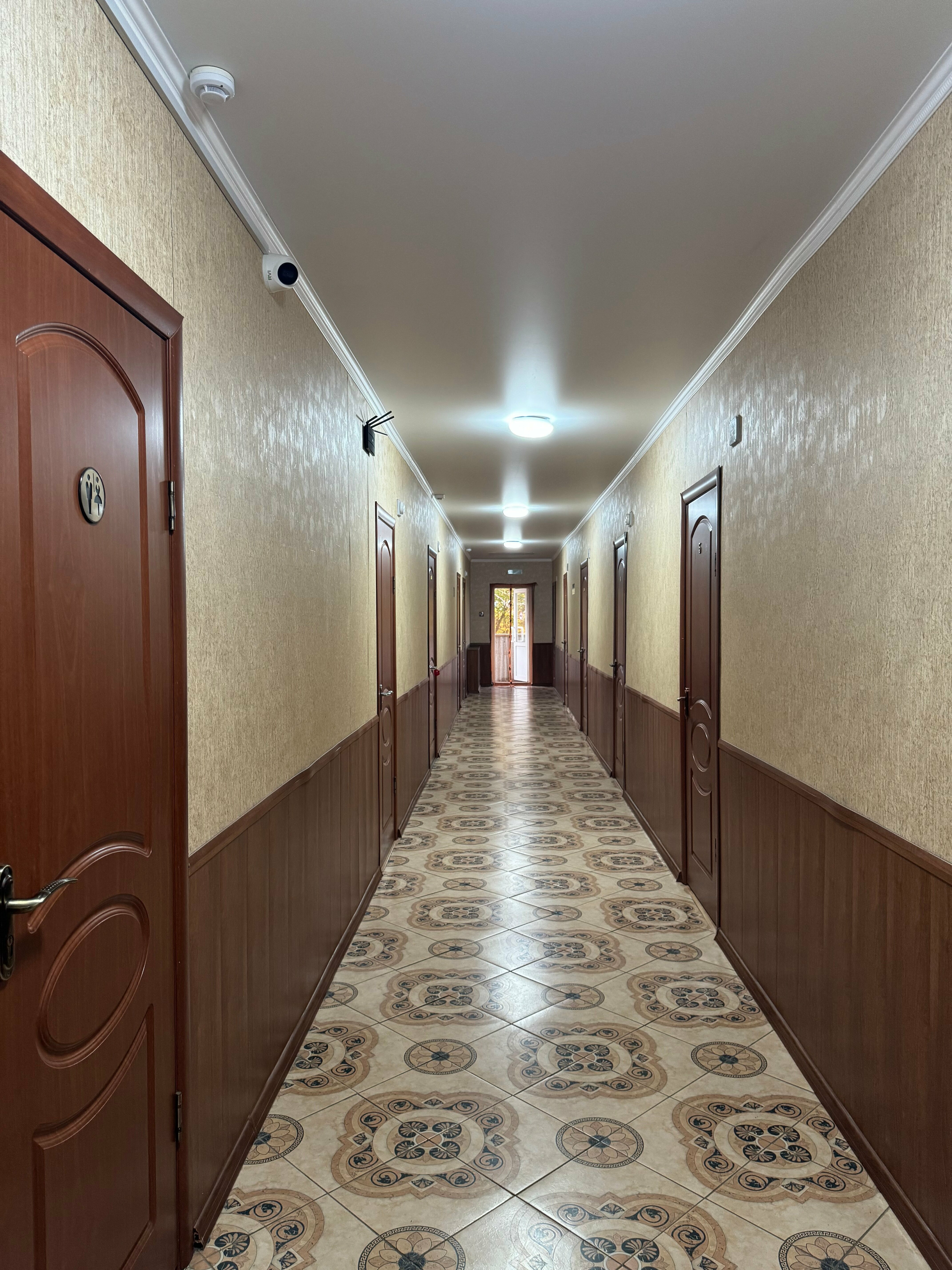 Двухместный номер с 2 отдельными кроватями и общим туалетом