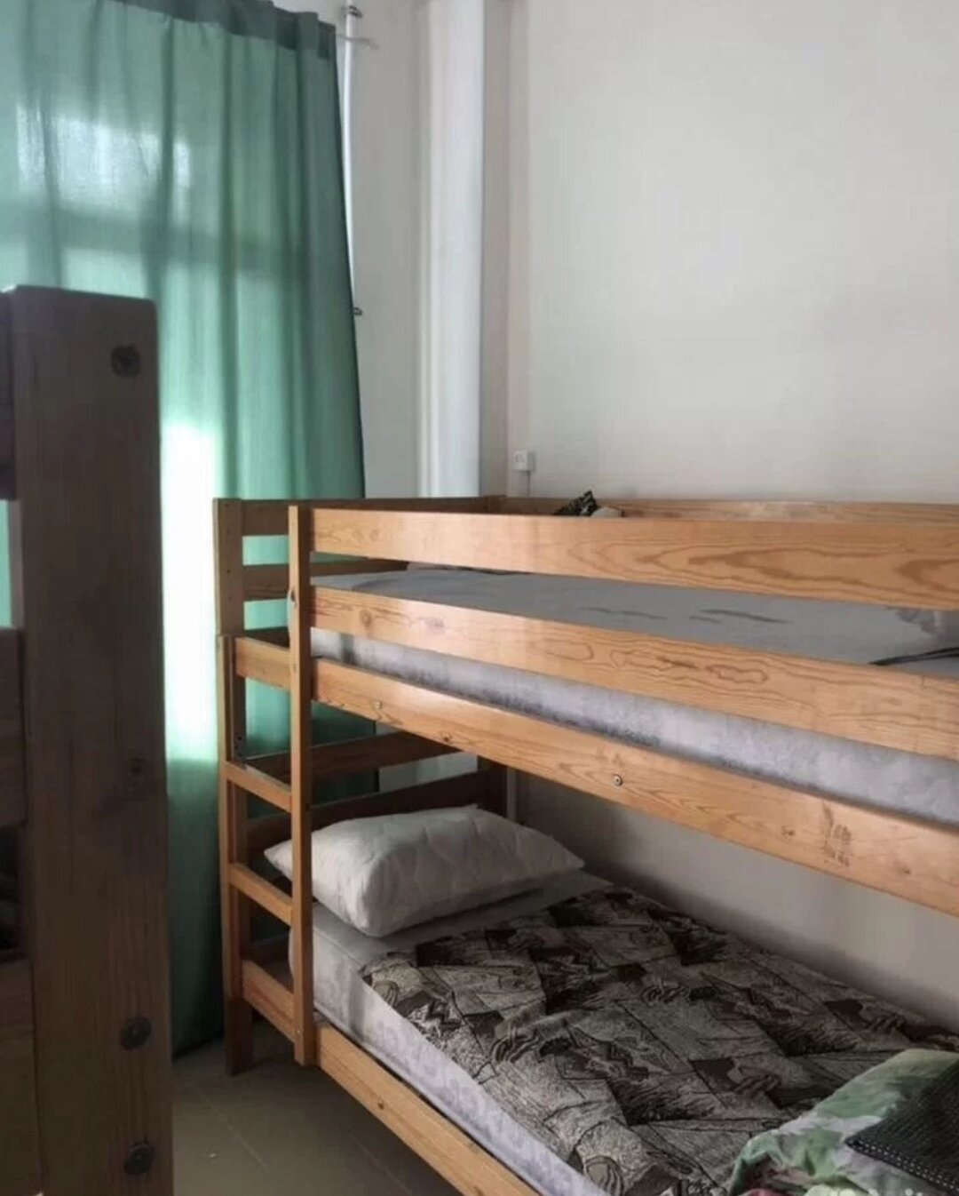 Четырехместный номер эконом-класса с общей ванной комнатой