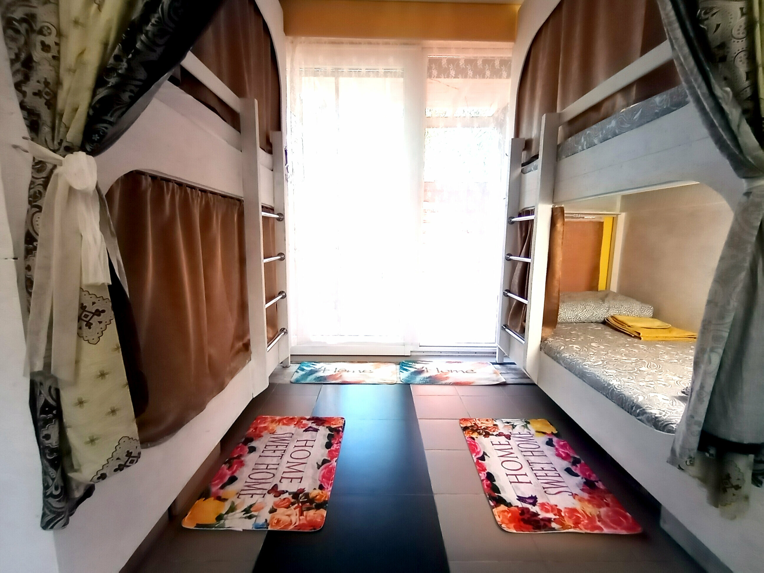 Четырехместный номер с общей ванной комнатой