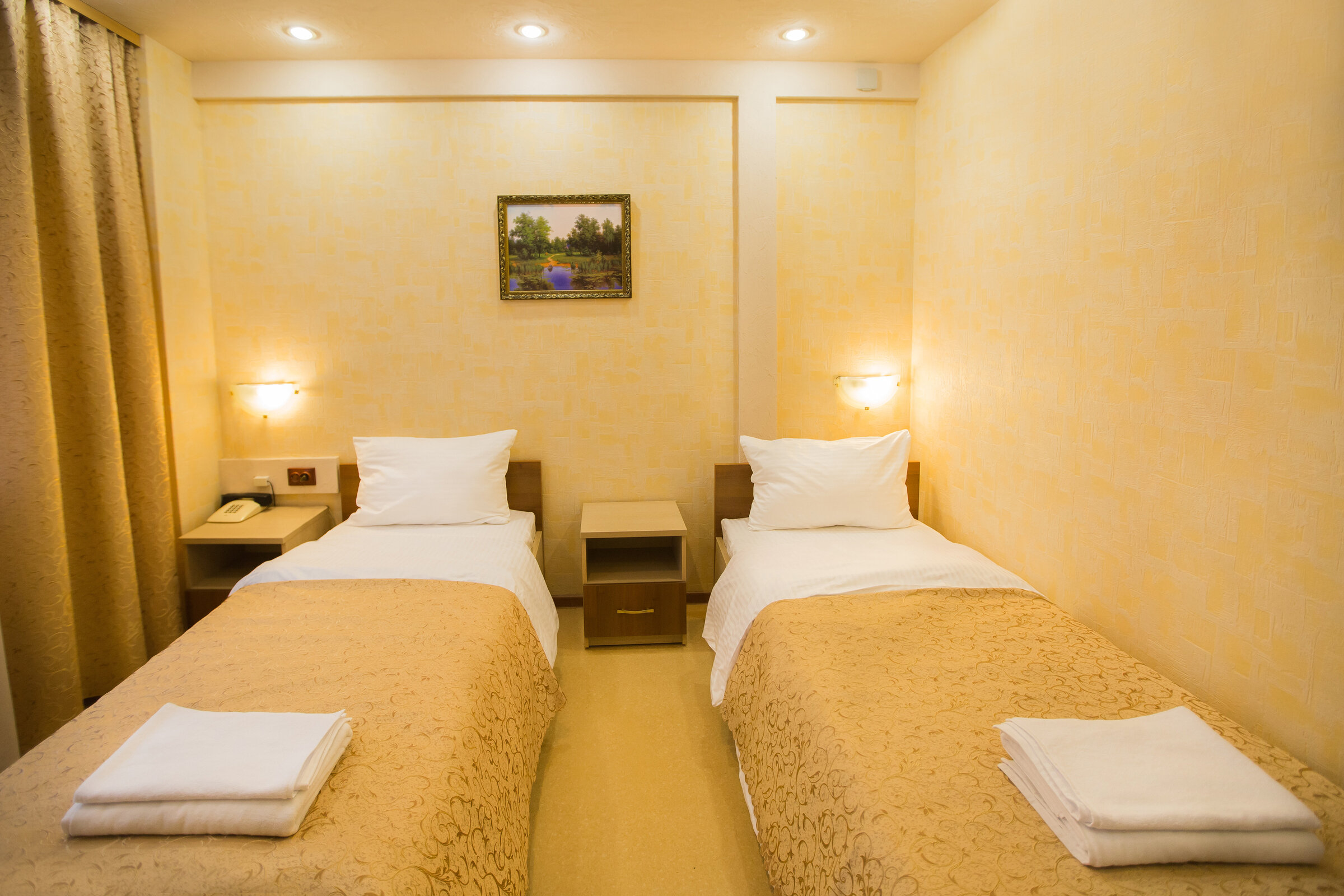 Стандартный двухместный номер с 2 отдельными кроватями и общей ванной комнатой