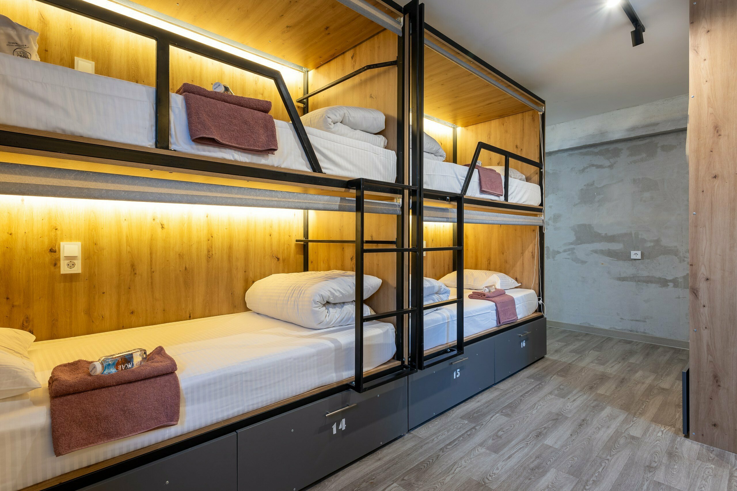 1. Кровать в общем 8-местном номере для мужчин