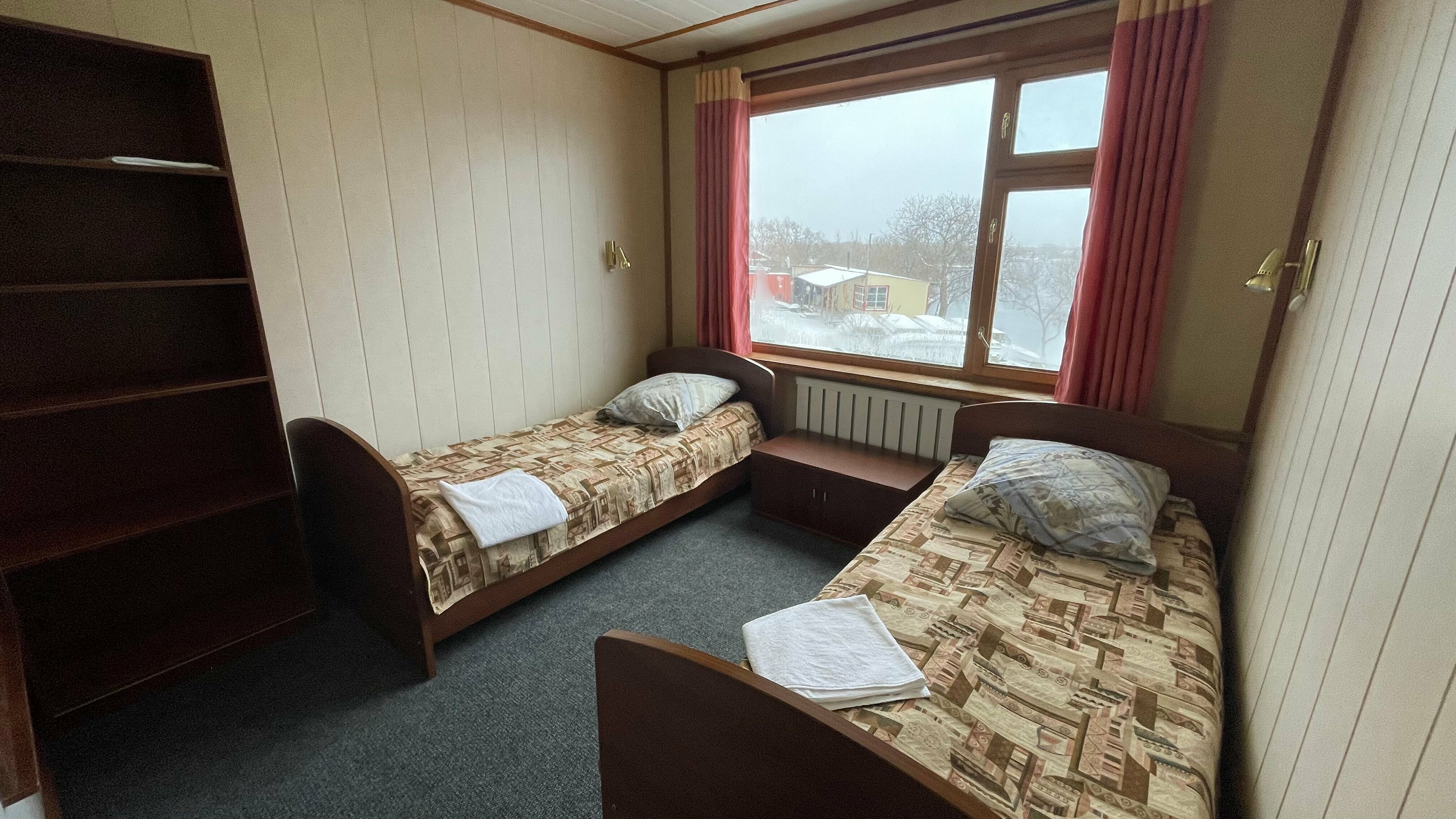 Двухместный номер с 2 отдельными кроватями и общей ванной комнатой