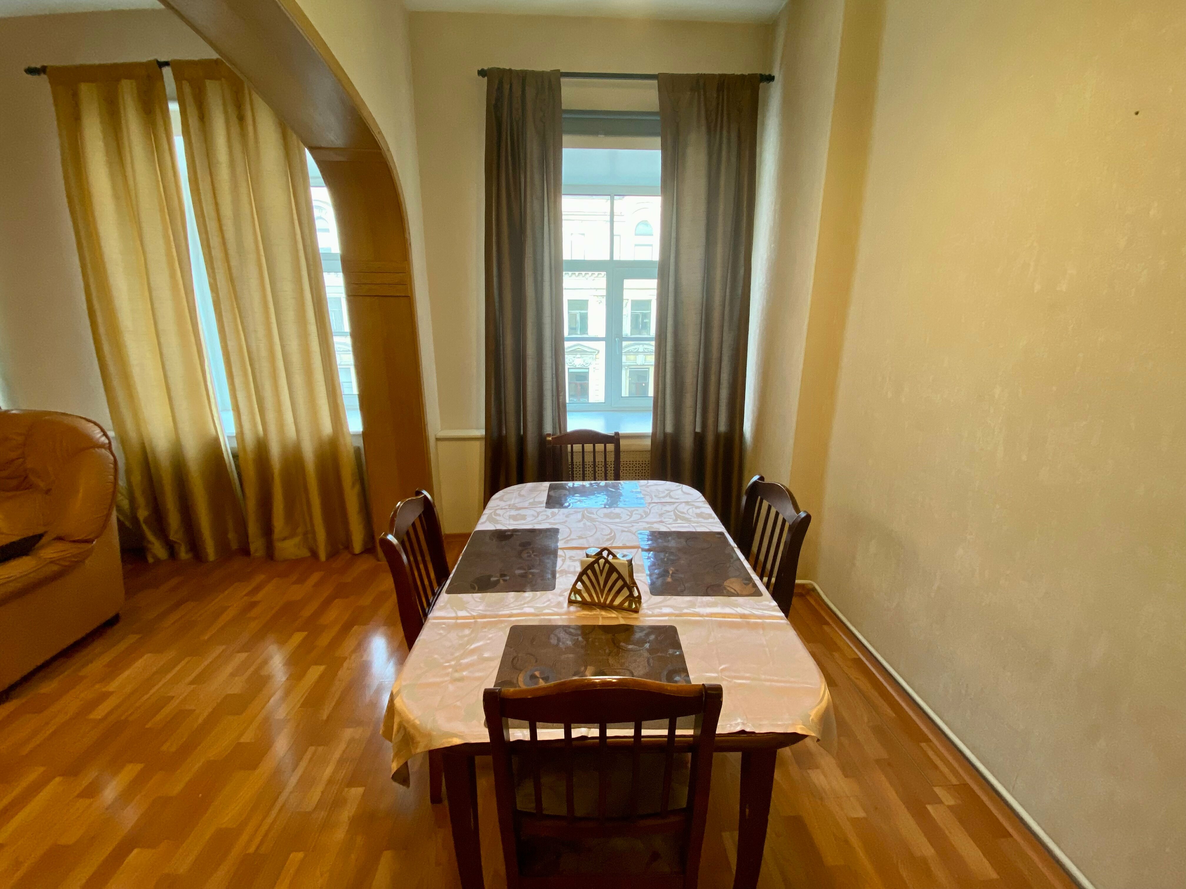 Шестиестные апартаменты с видом на Невский проспект 