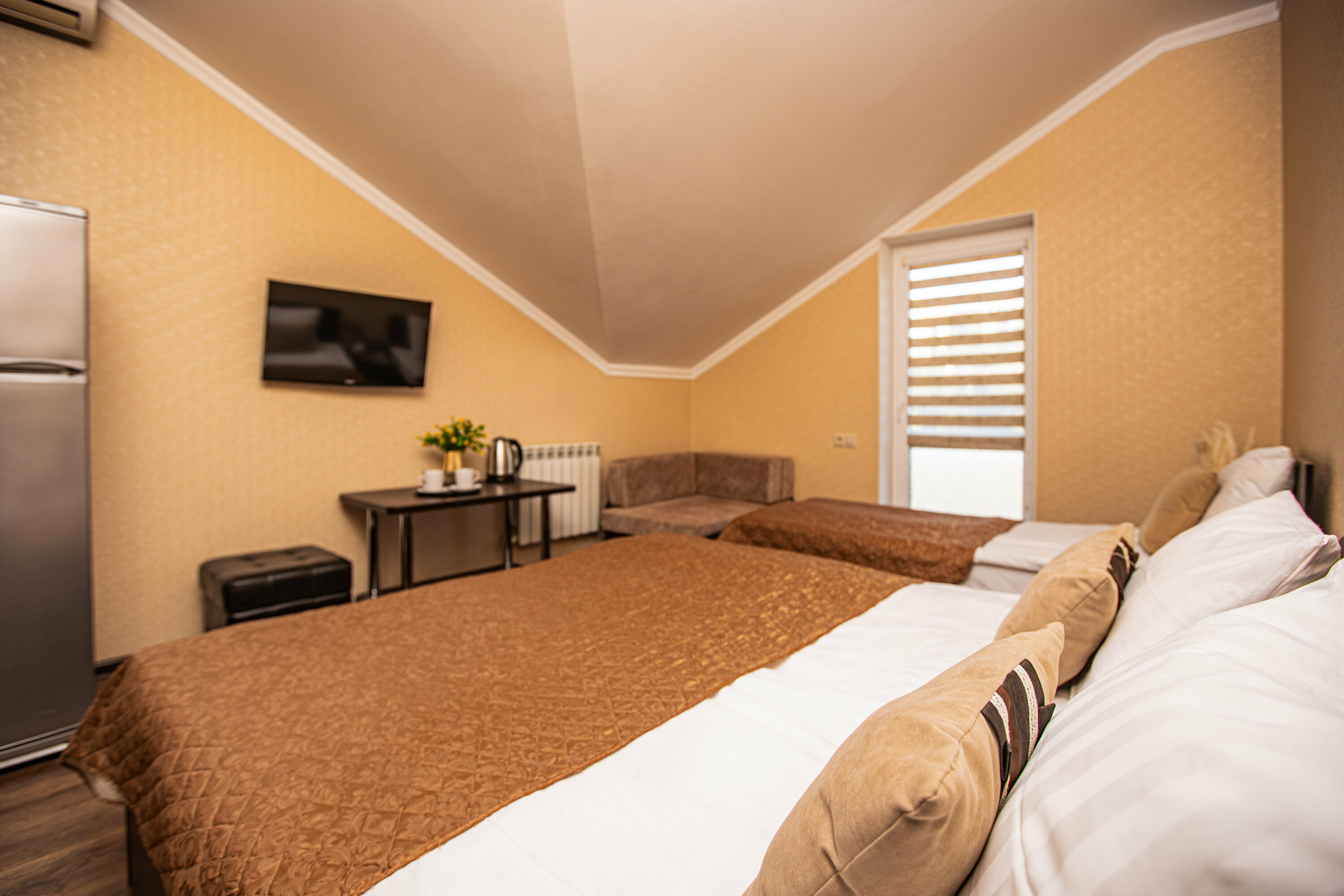 Четырёхместный с одной двуспальной и одной односпальной кроватями( экскурсия в подарок)