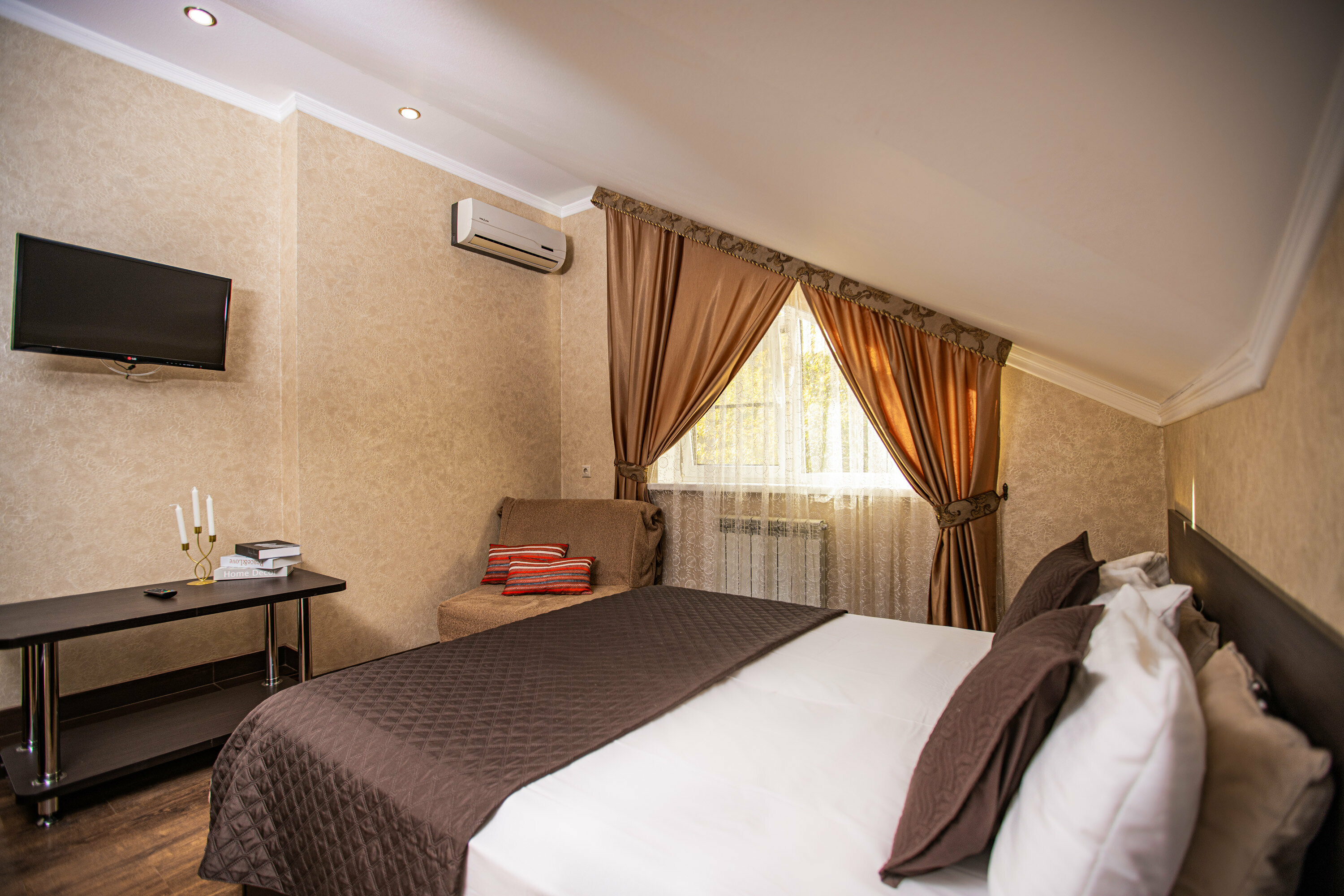 Трёхместный с двуспальной кроватью на уютной мансарде