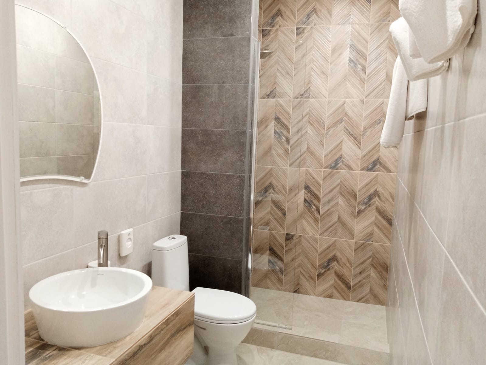 Двухместный номер с двуспальной кроватью и дополнительной кроватью