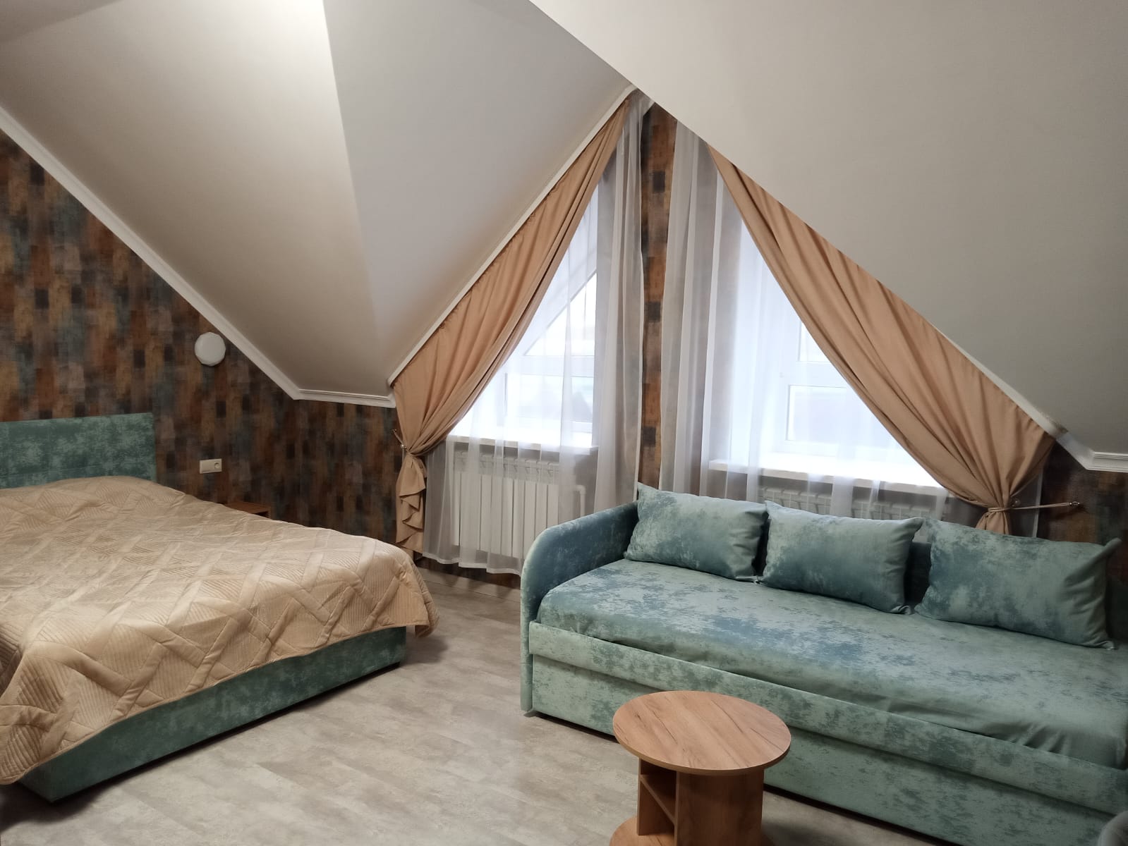 Двухместный номер с двуспальной кроватью и дополнительной кроватью