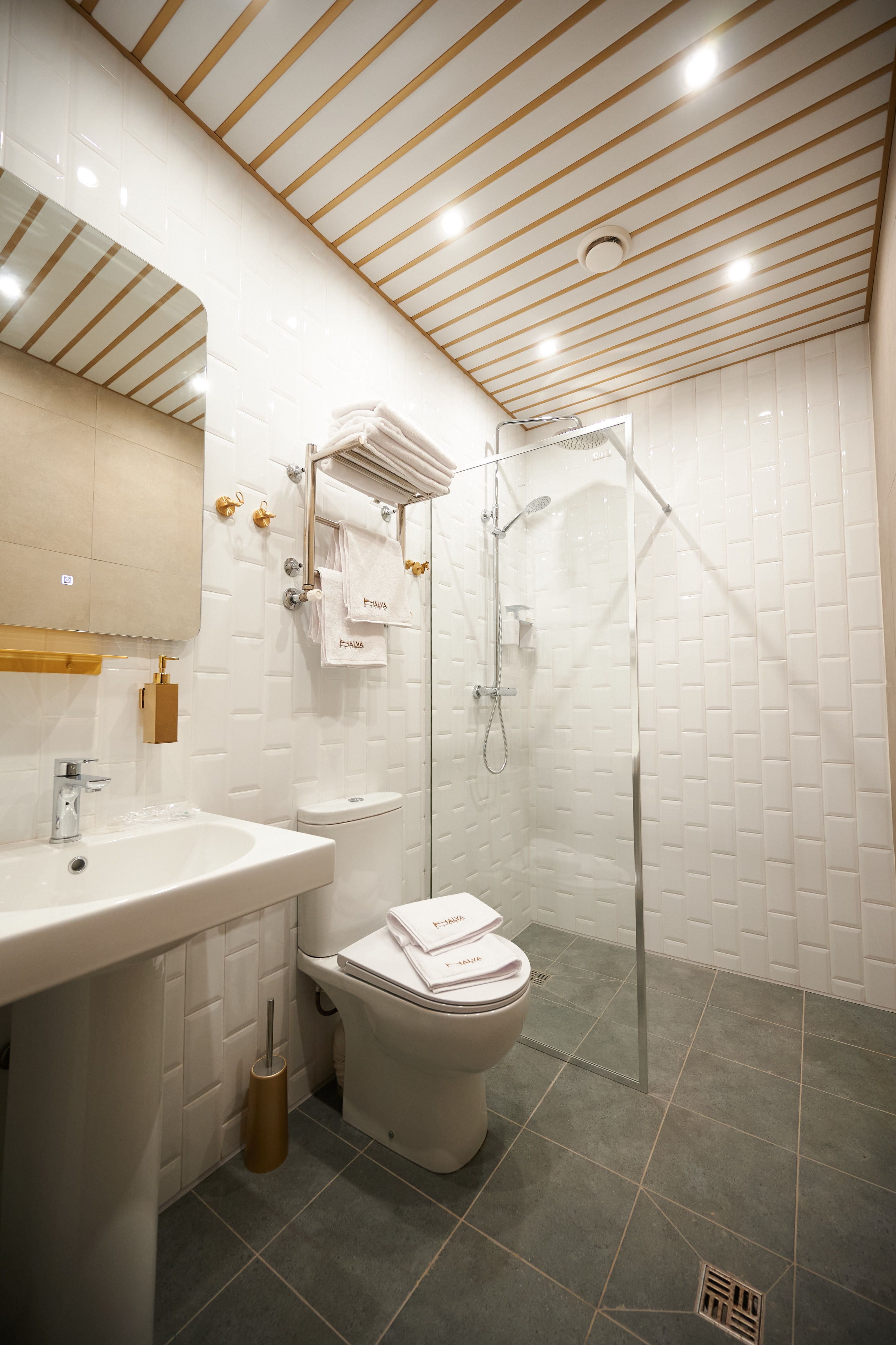 Трехместный номер с собственной ванной комнатой