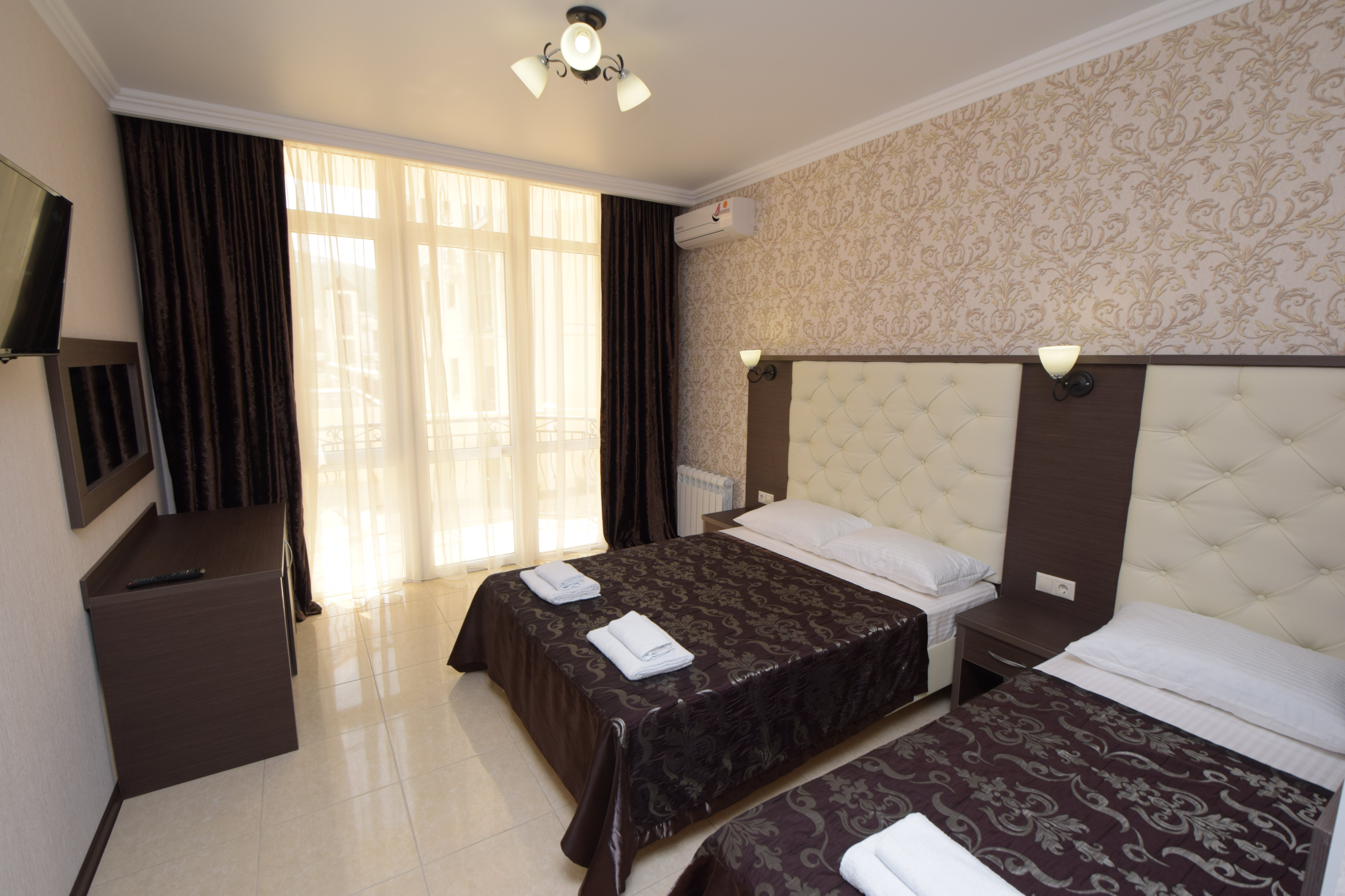 Трехместный номер с балконом