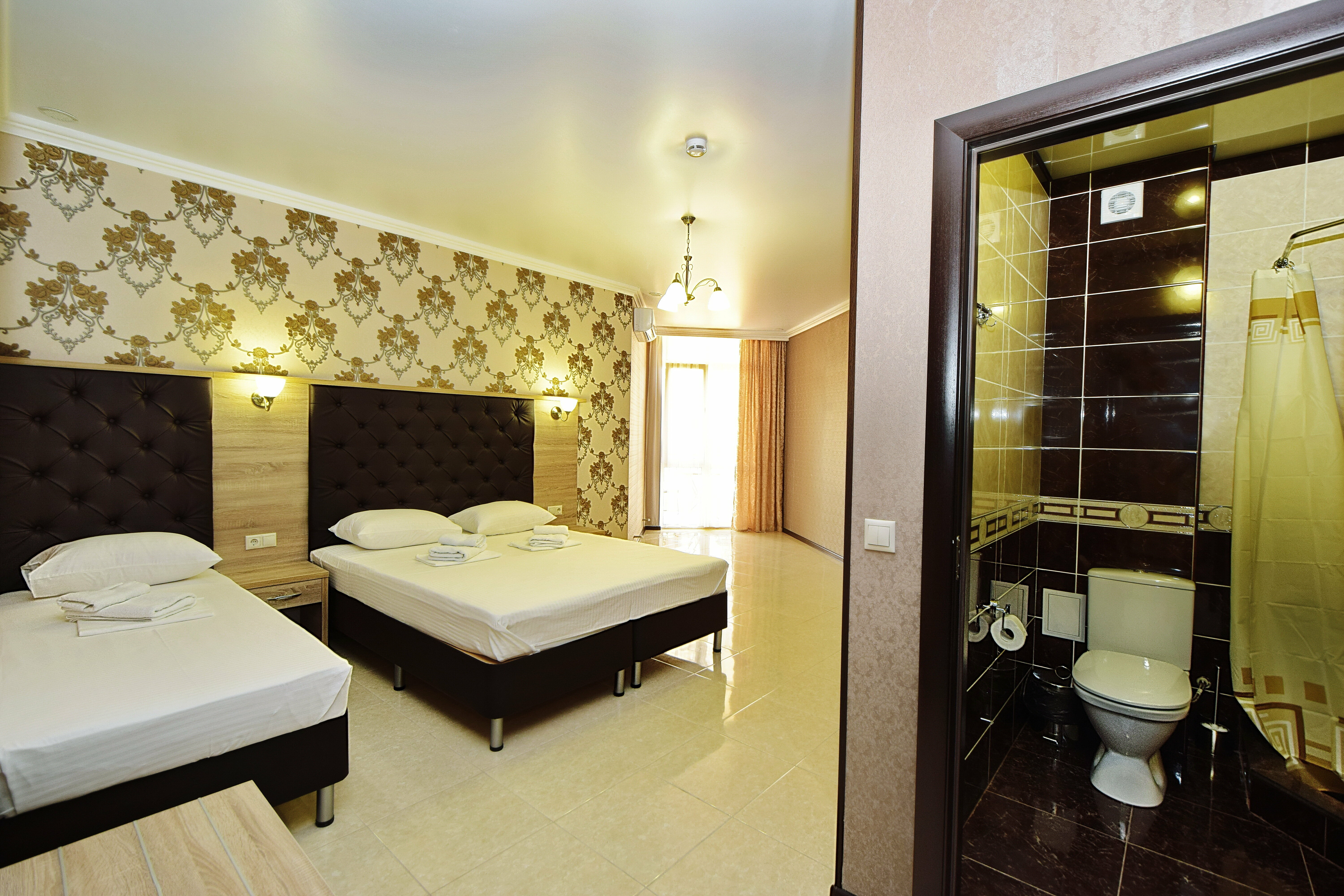 Трехместный номер с балконом