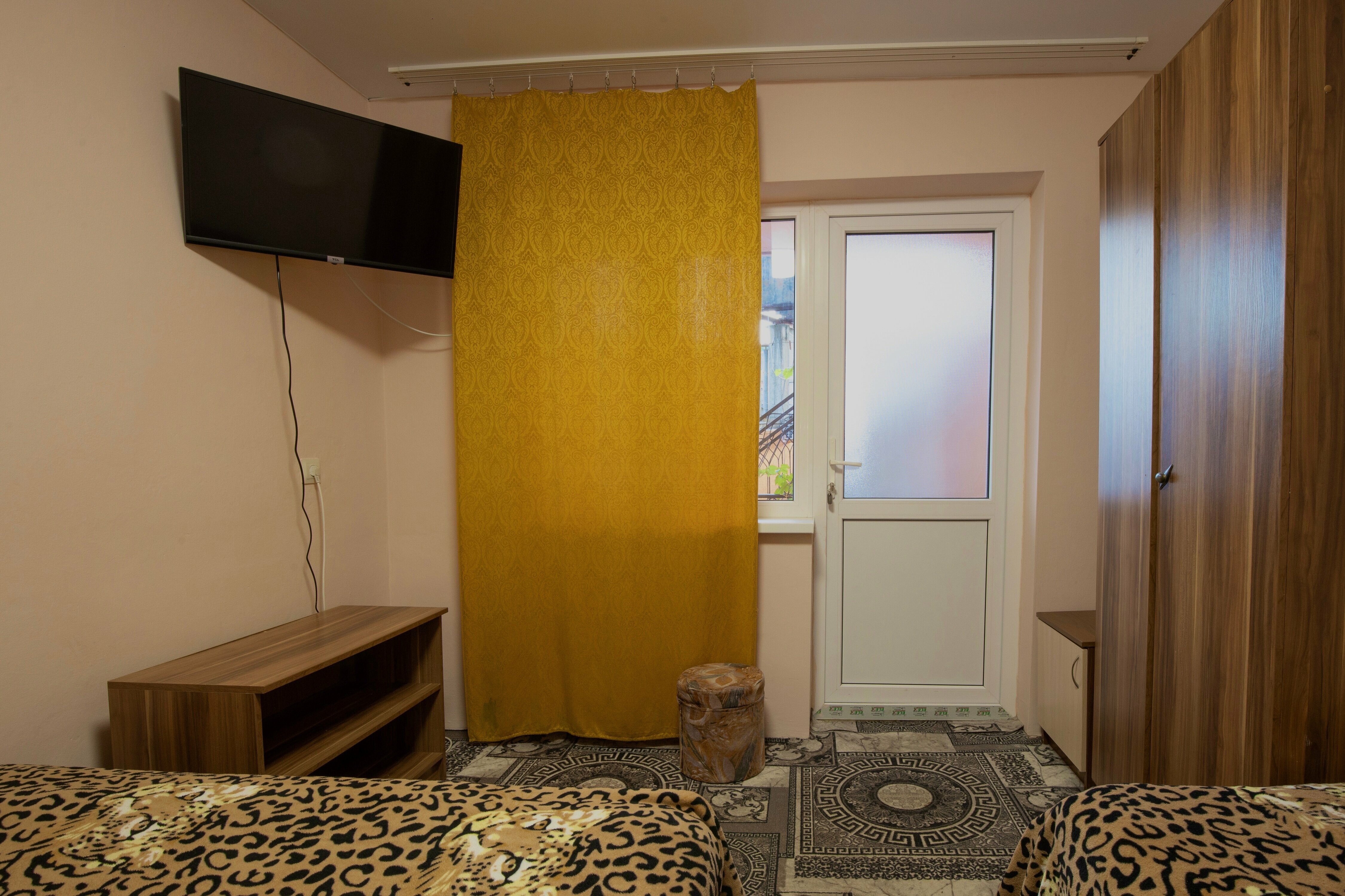 Трехместный номер эконом-класса с общей ванной комнатой