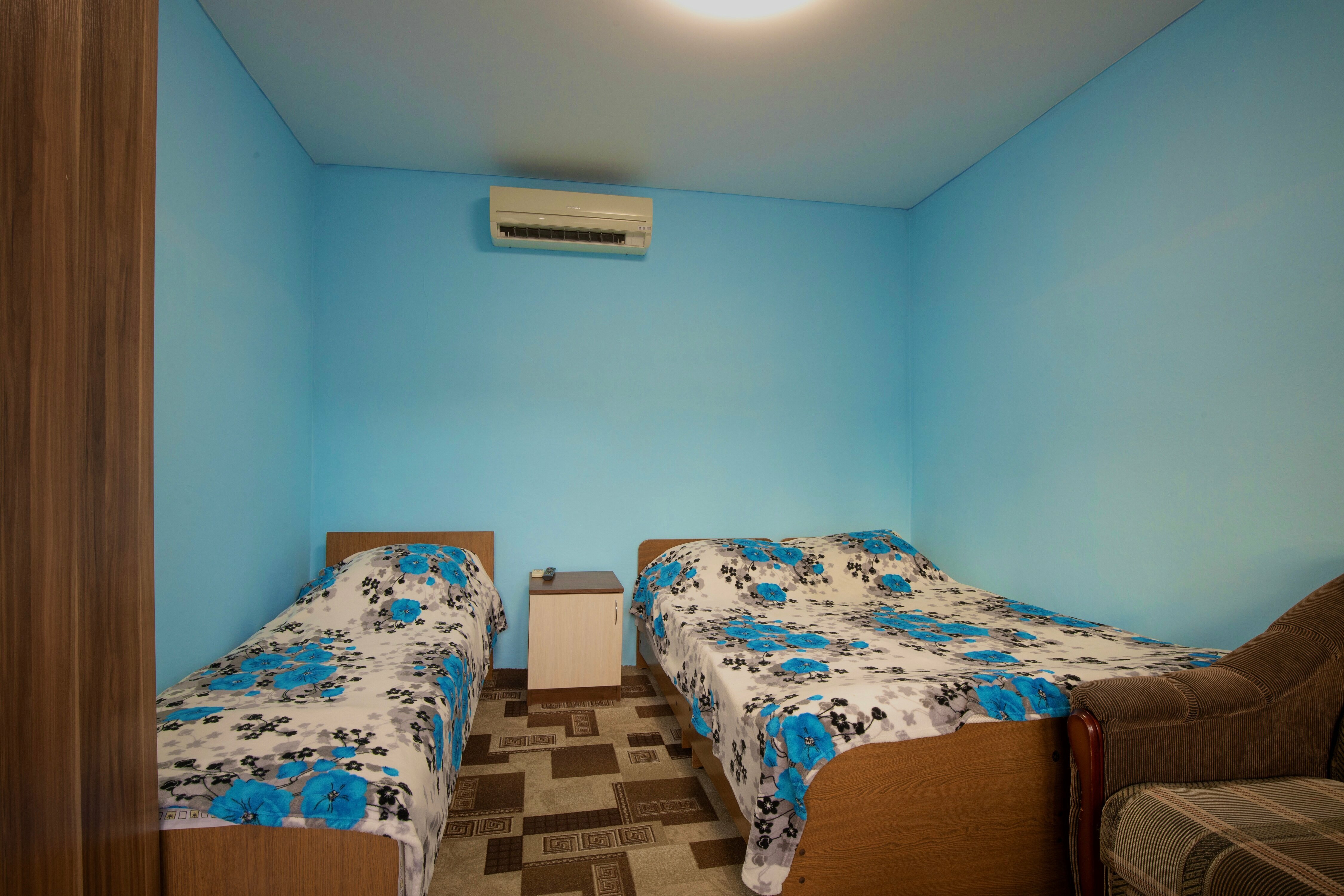 Трехместный номер эконом-класса с общей ванной комнатой