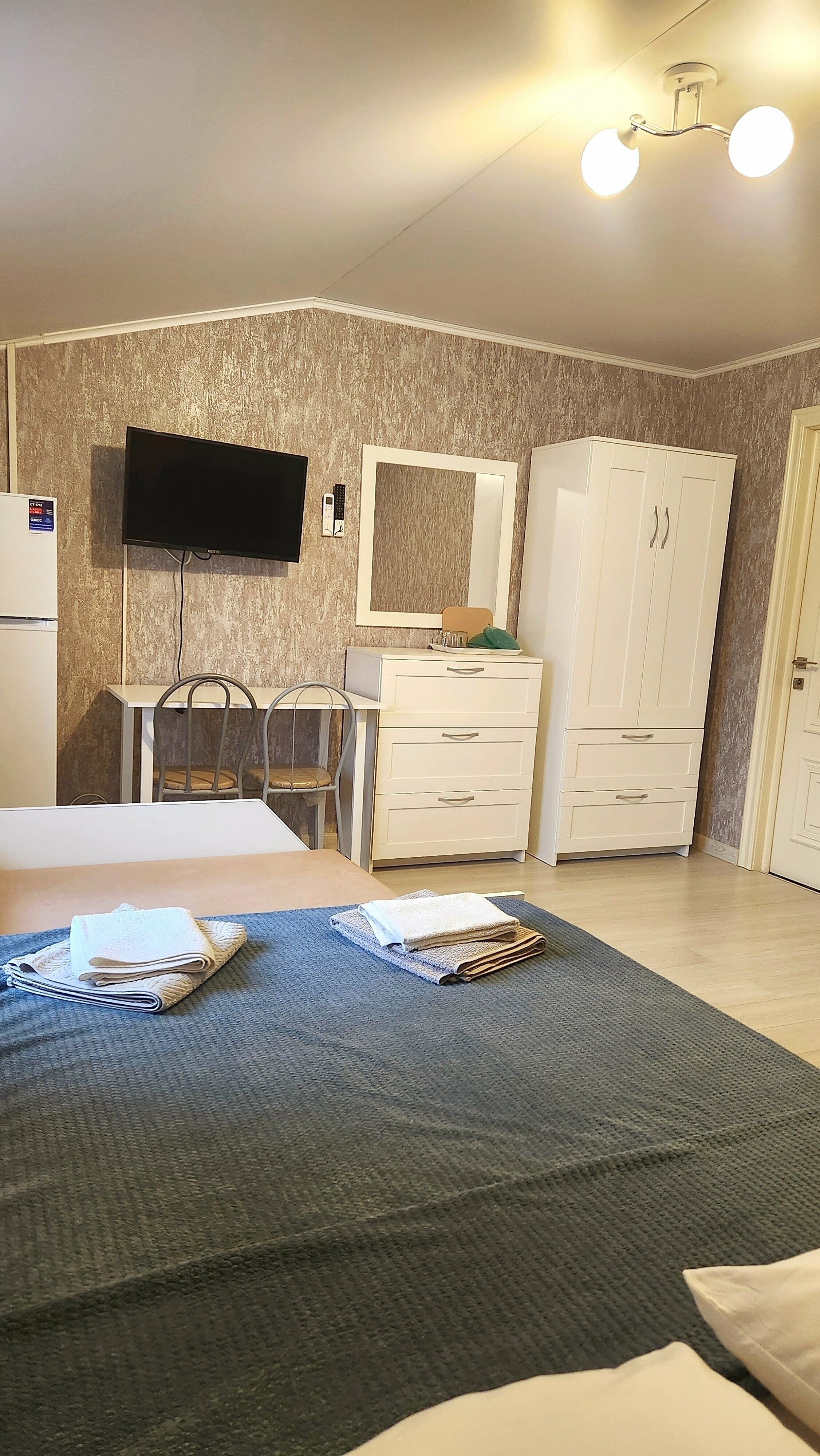 Четырехместный номер эконом-класса с общей ванной комнатой