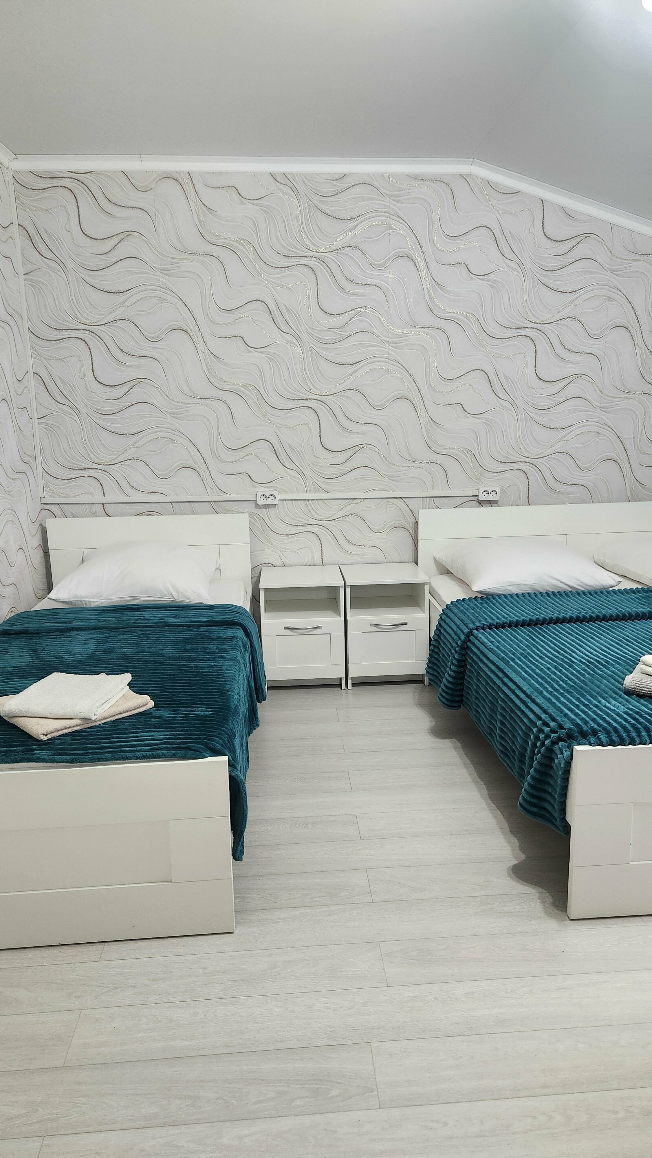 Четырехместный номер эконом-класса с общей ванной комнатой