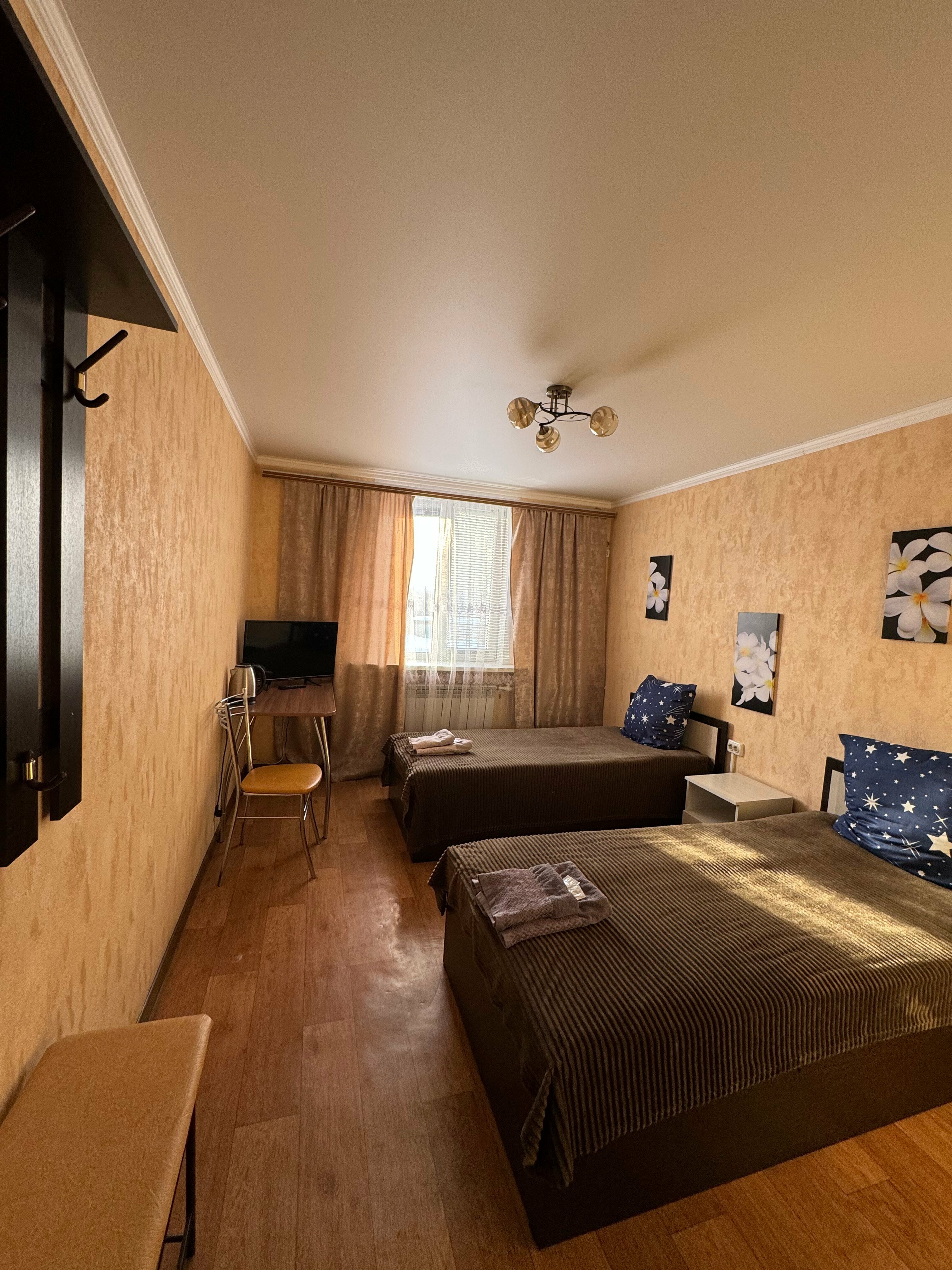 Двухместный номер с 2 отдельными кроватями и общим туалетом