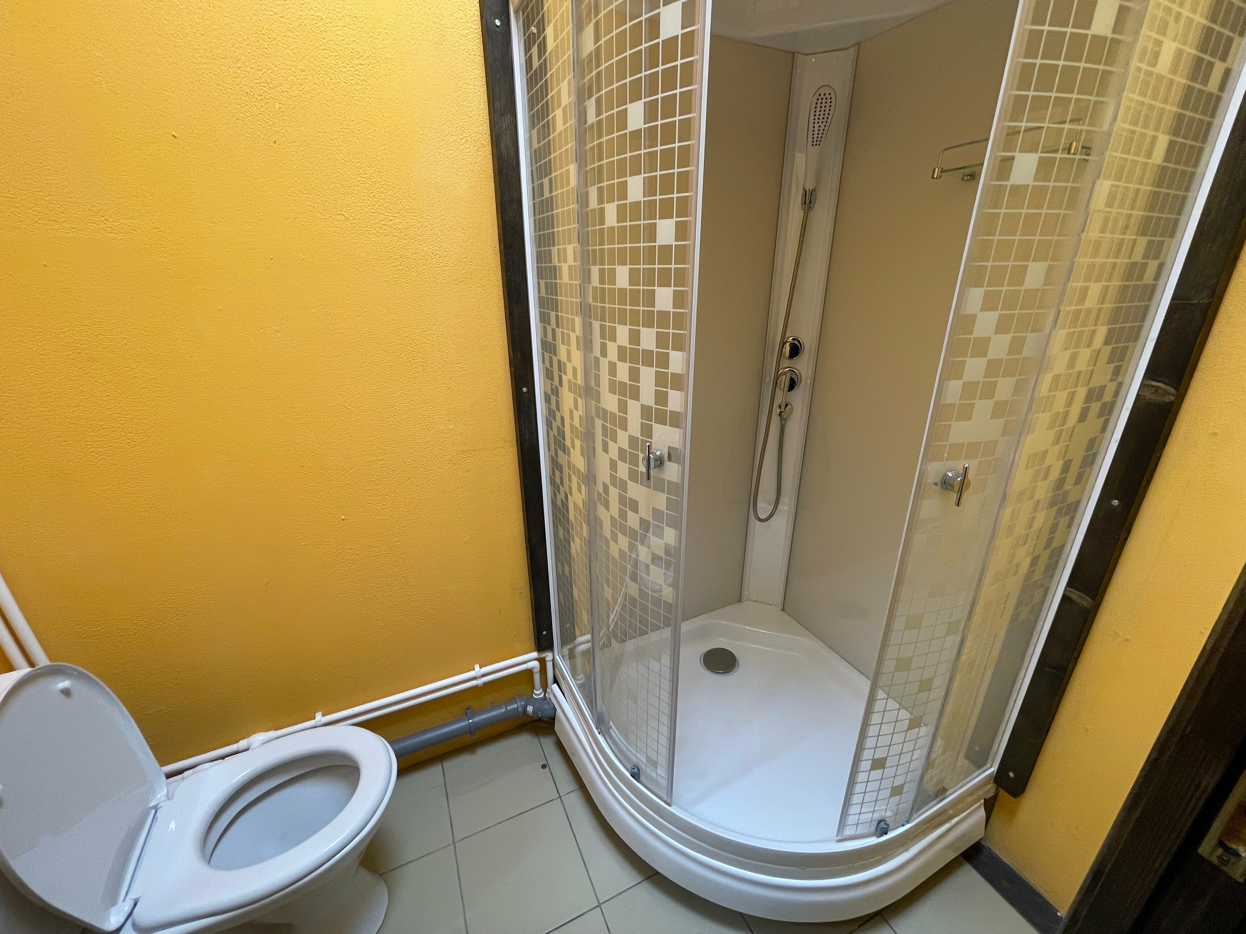 Четырехместный номер с ванной комнатой