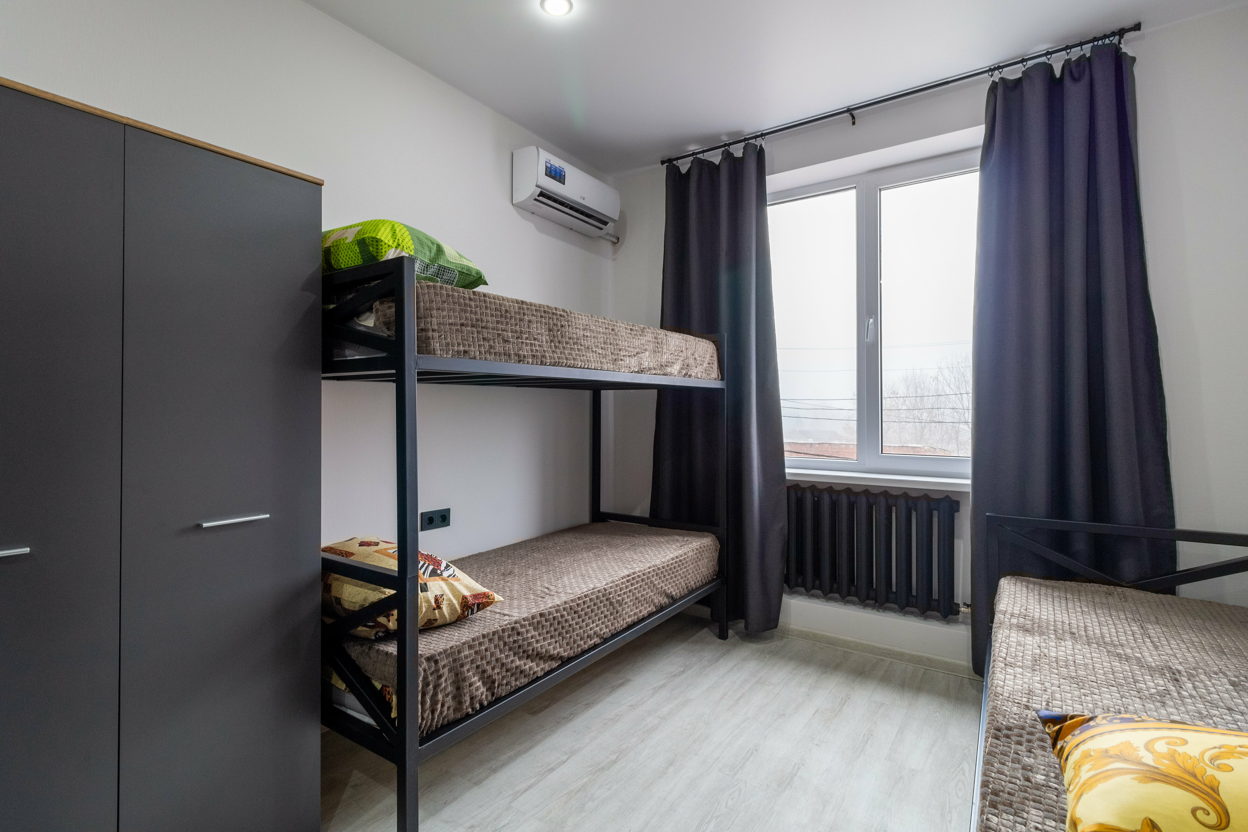 Трехместный номер эконом-класса с общей ванной комнатой