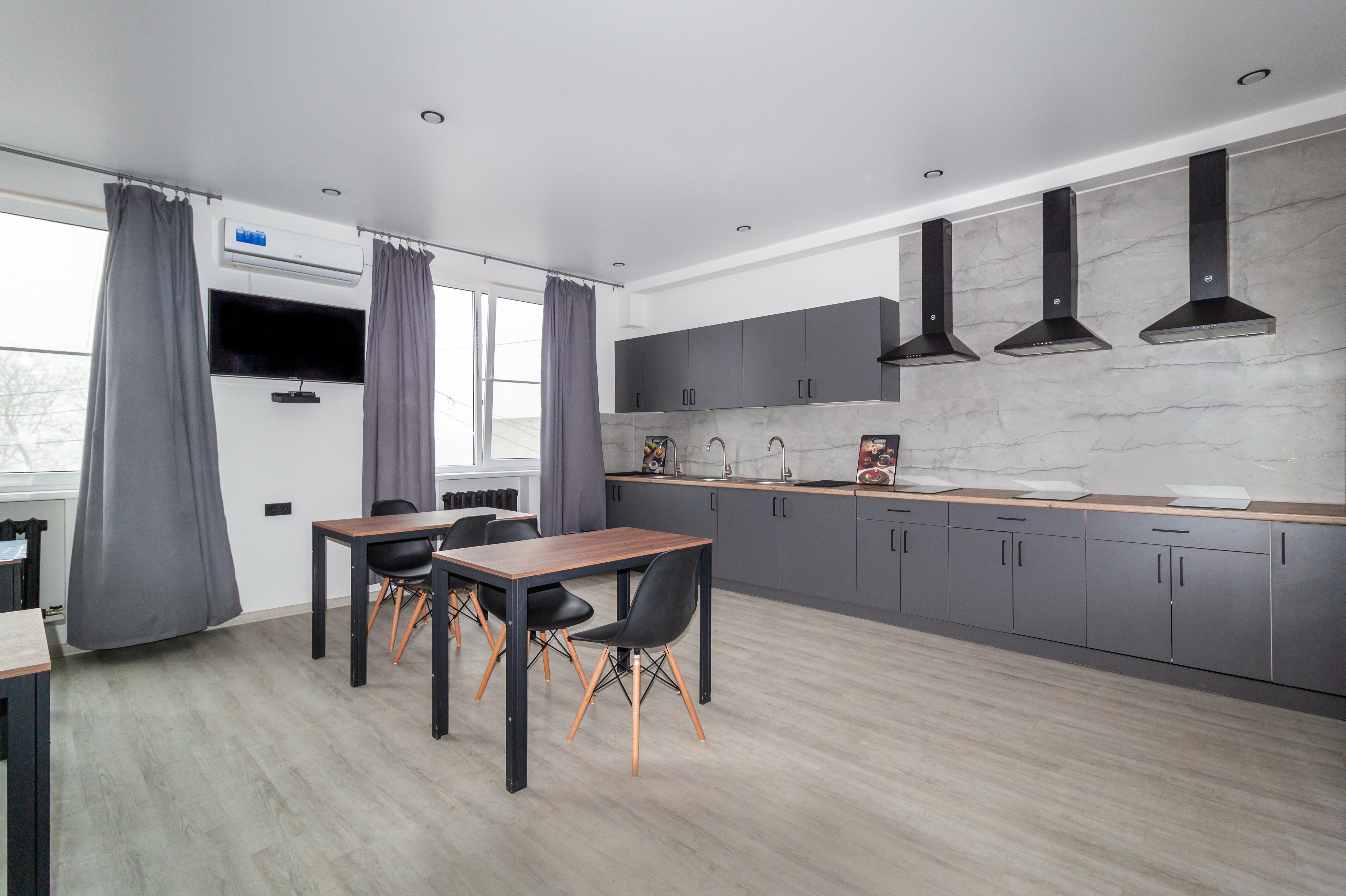 Односпальная кровать в общем номере с 6 кроватями