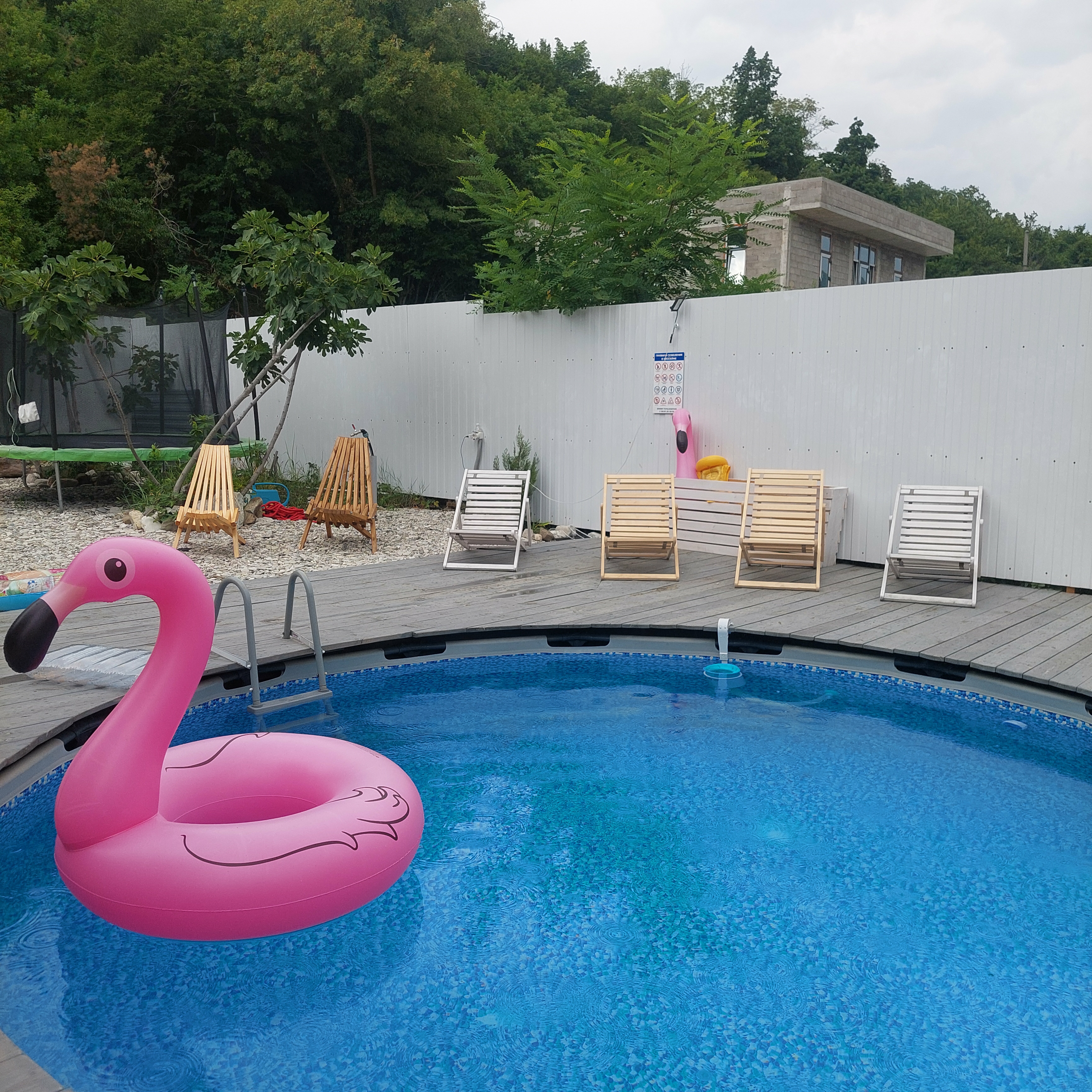 Домик с беседкой  3х.мест. с удобствами на улице