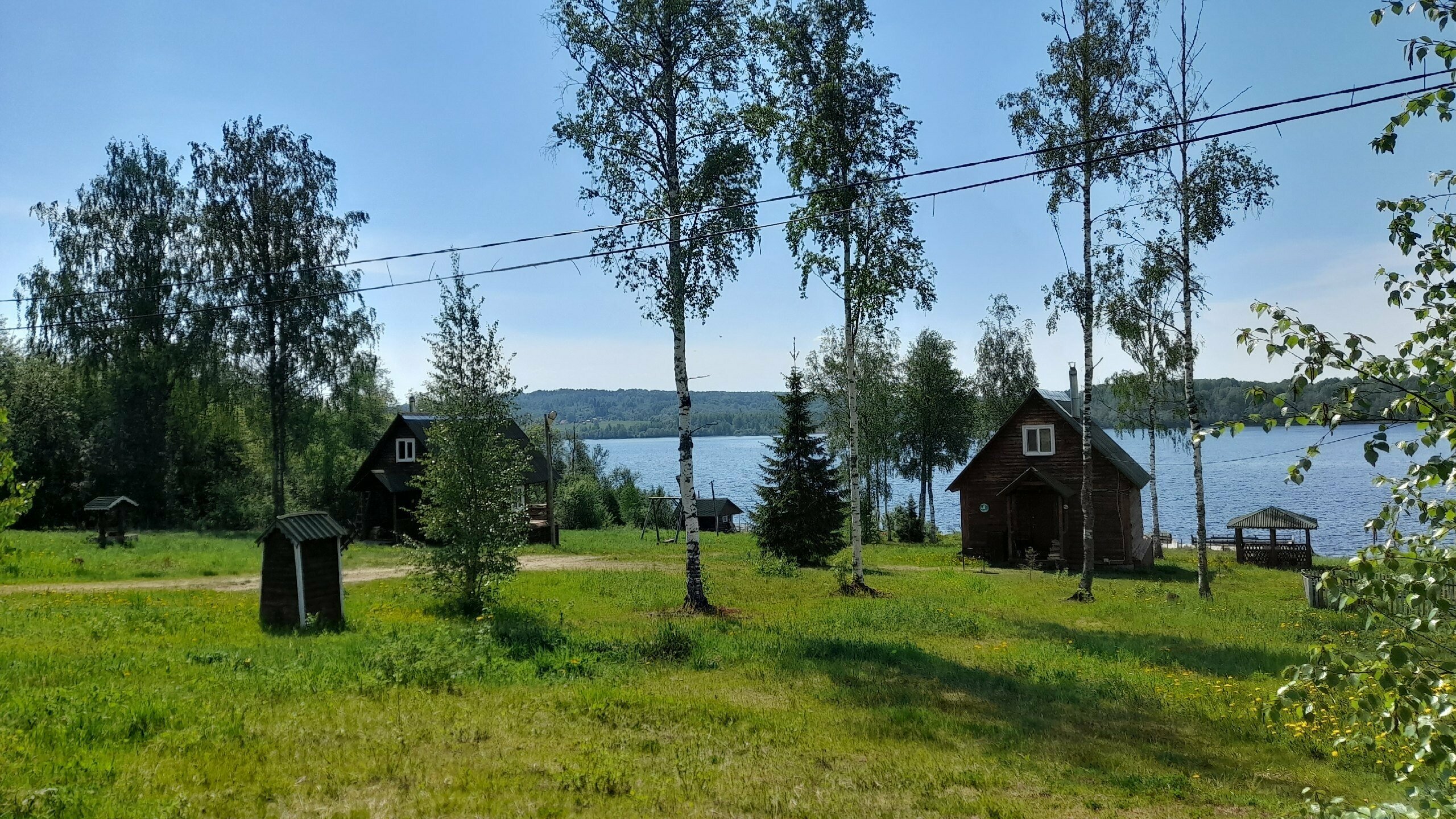 Коттедж с двумя спальнями, видом на озеро и террасой