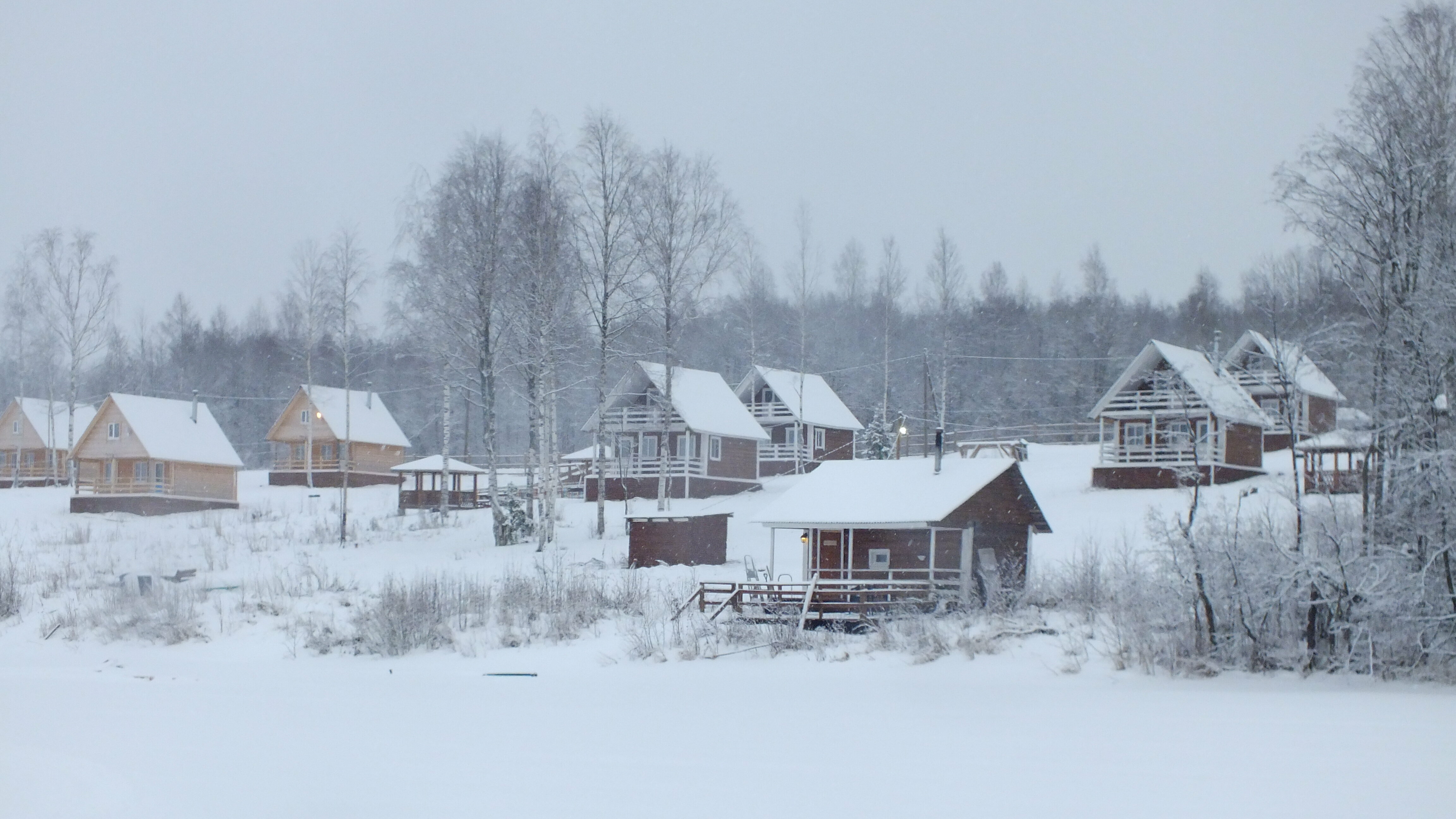 Коттедж с двумя спальнями, видом на озеро и террасой