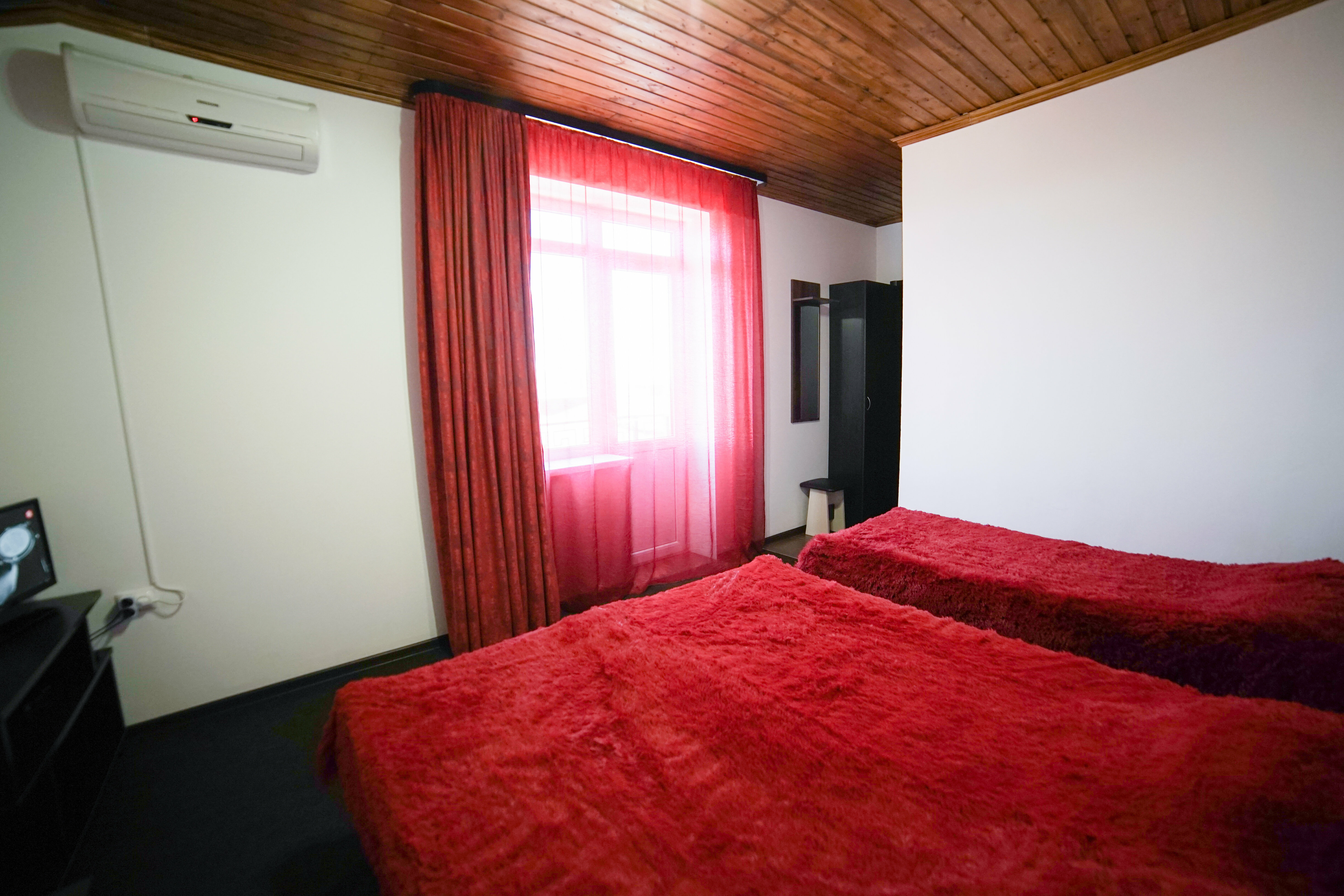 Трехместный номер с балконом