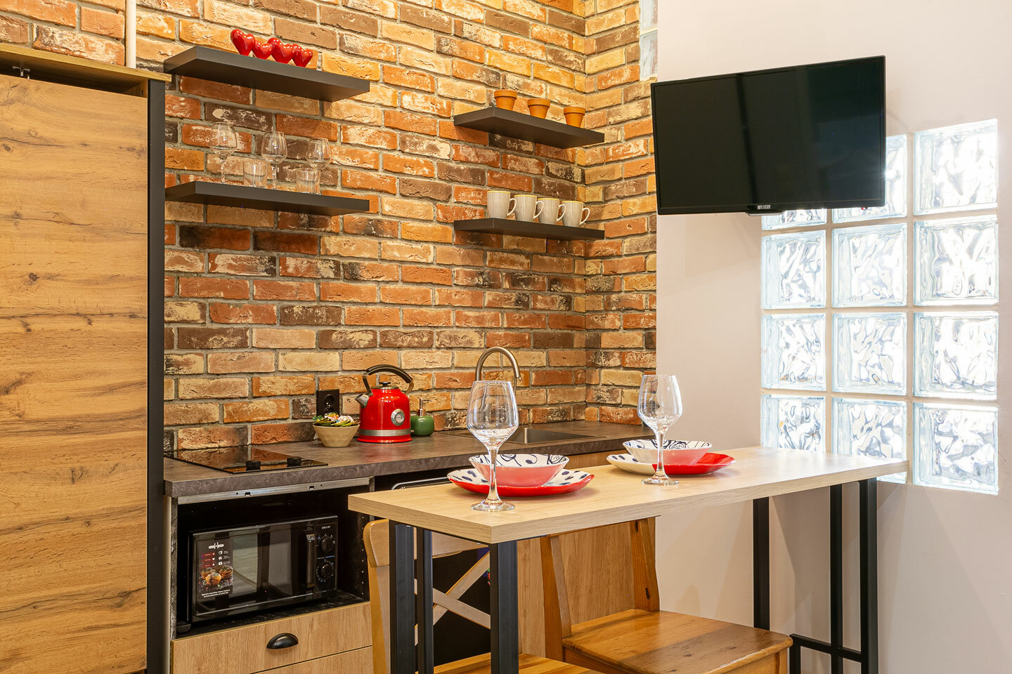 На Большом 13. 2 окна