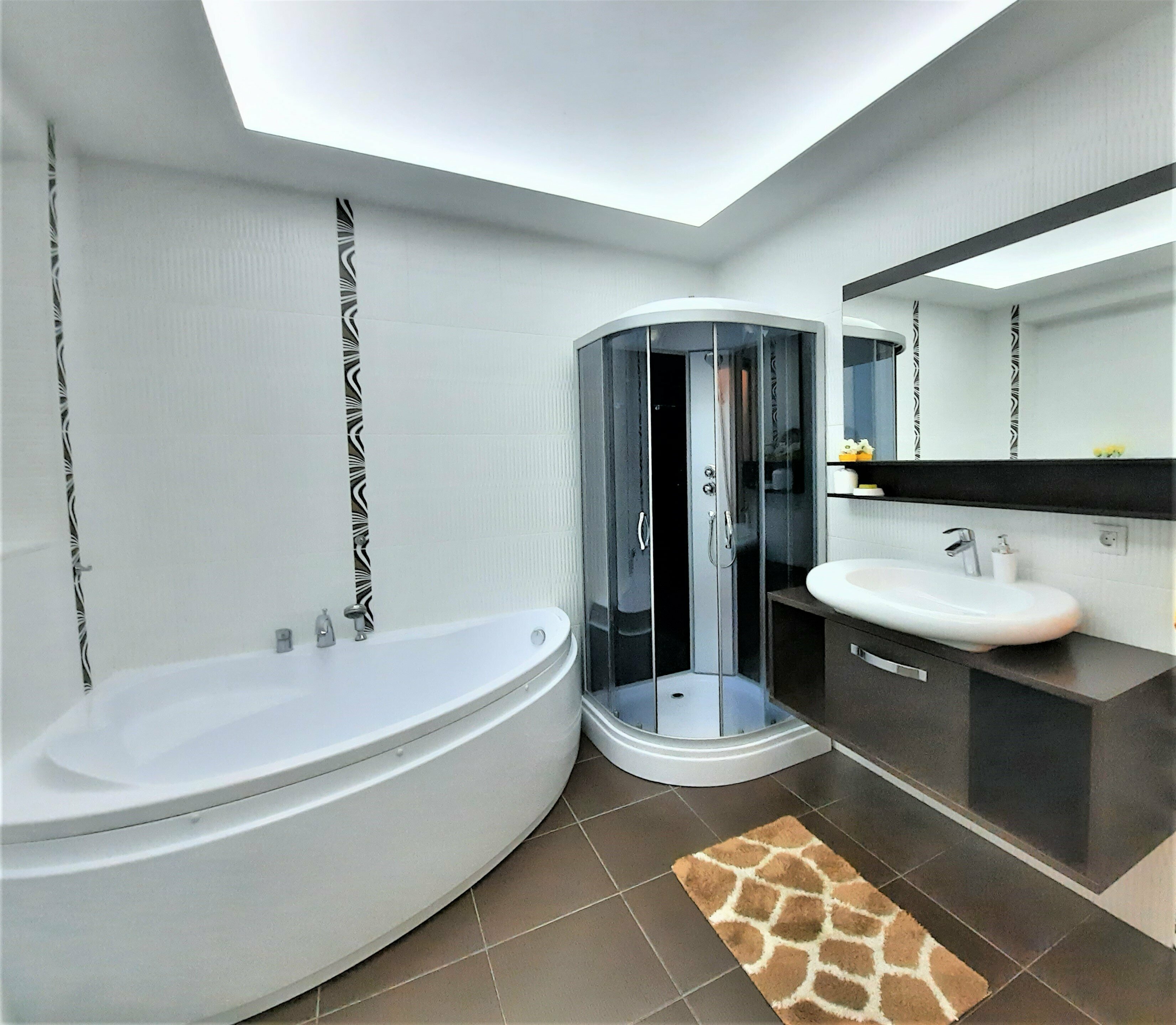 Семейный номер с боковым видом на море