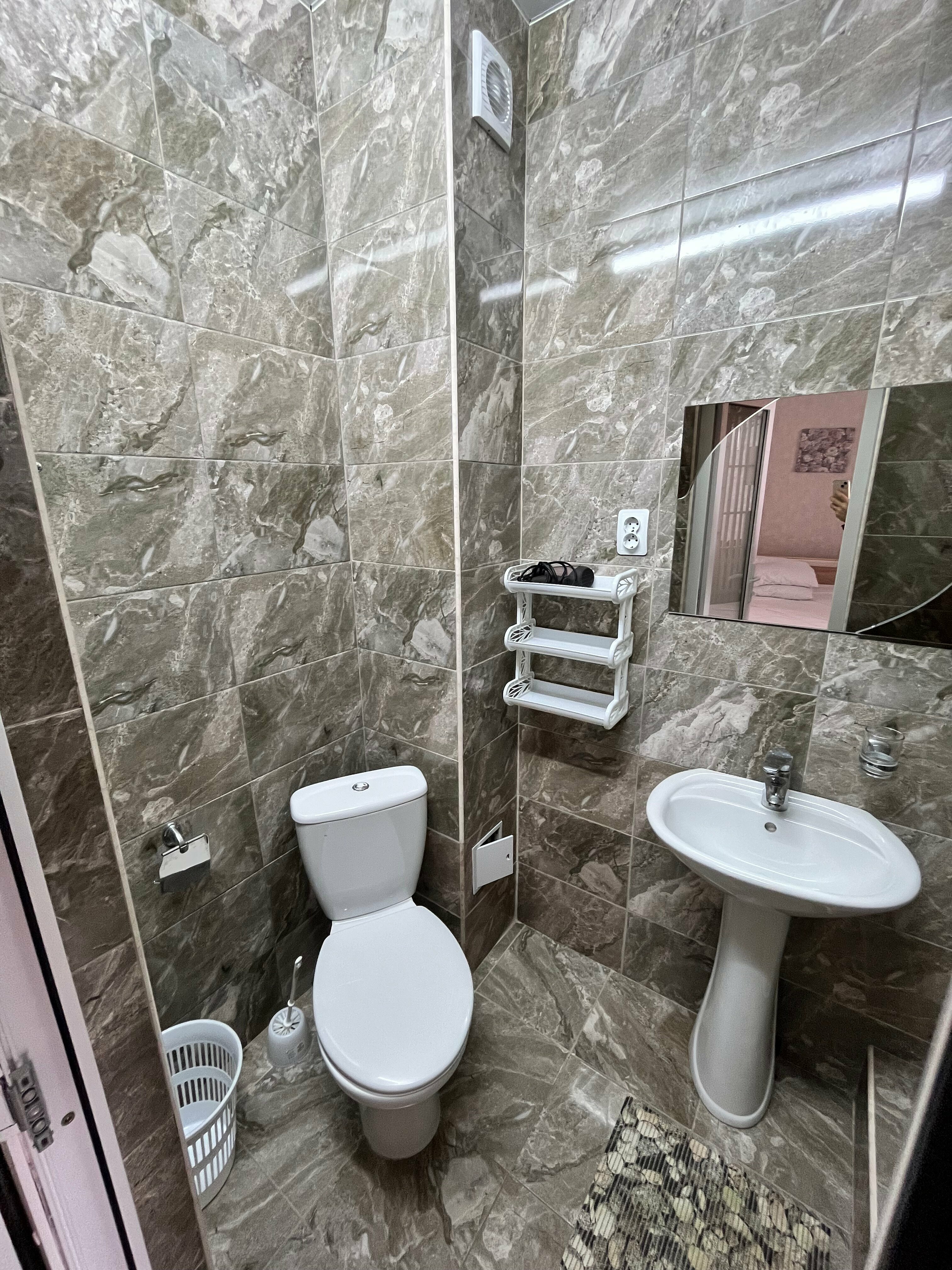 Двухместный номер с двуспальной кроватью и дополнительной кроватью