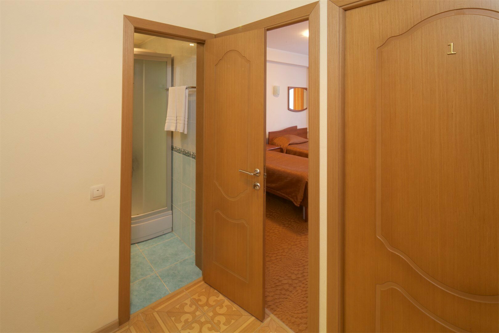 Одноместный номер с одной кроватью (Входит в состав блока с двухместным номером (2+1).