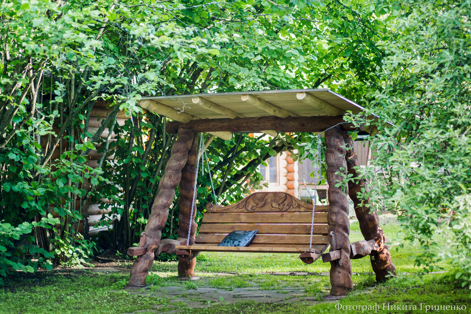 Дом большой на озере в сосновом бору 