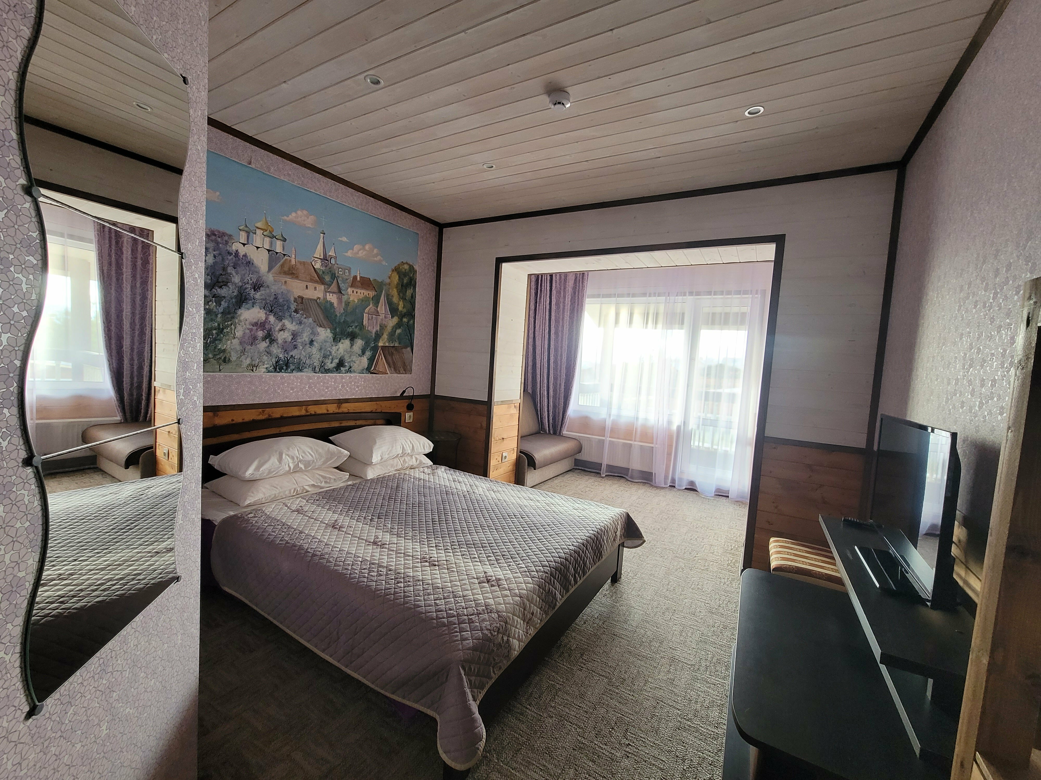 Двухместный номер с двуспальной кроватью и дополнительной кроватью