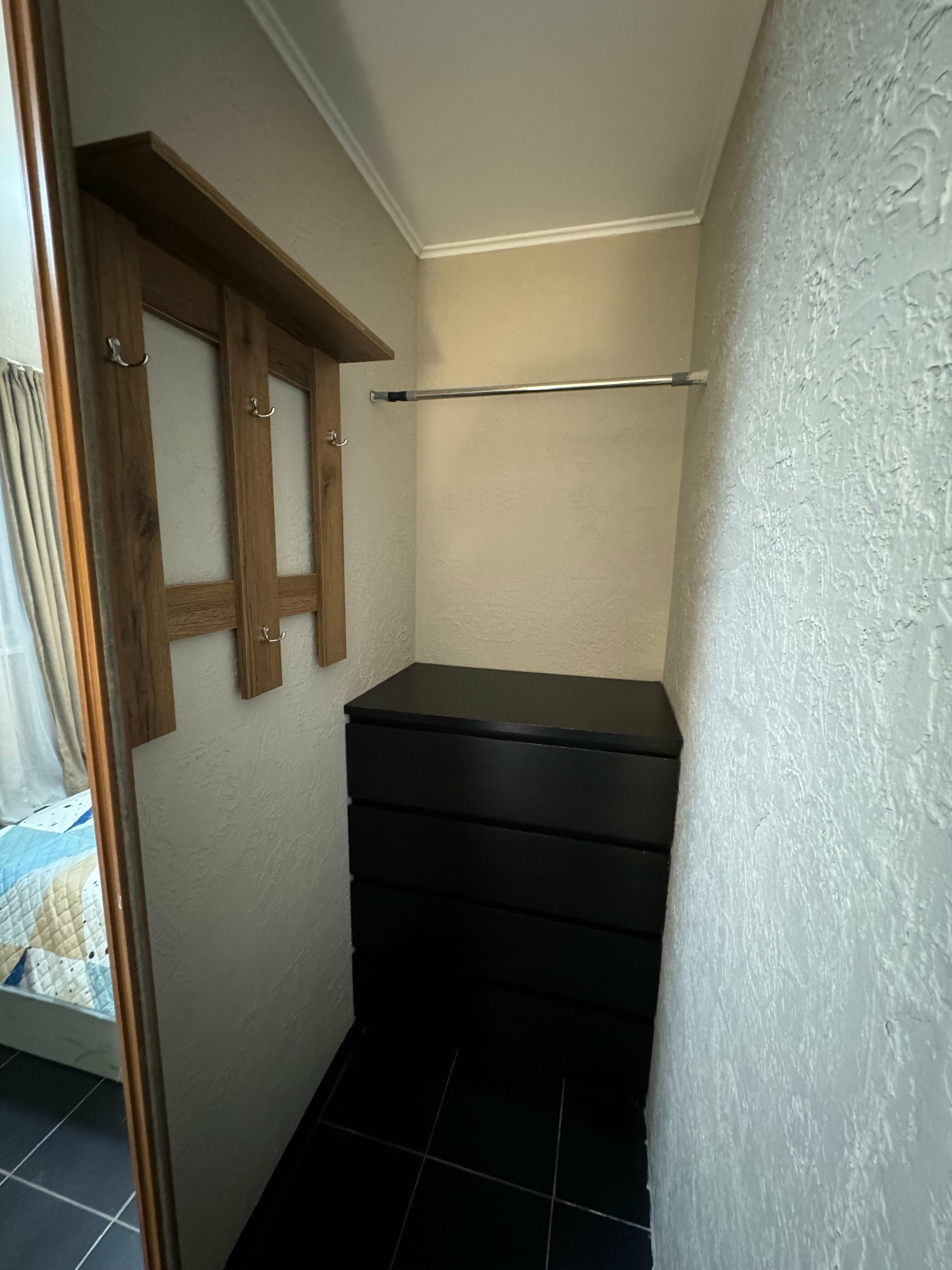 Улучшенный 2ух местный номер с 1 большой кроватью  и удобствами .