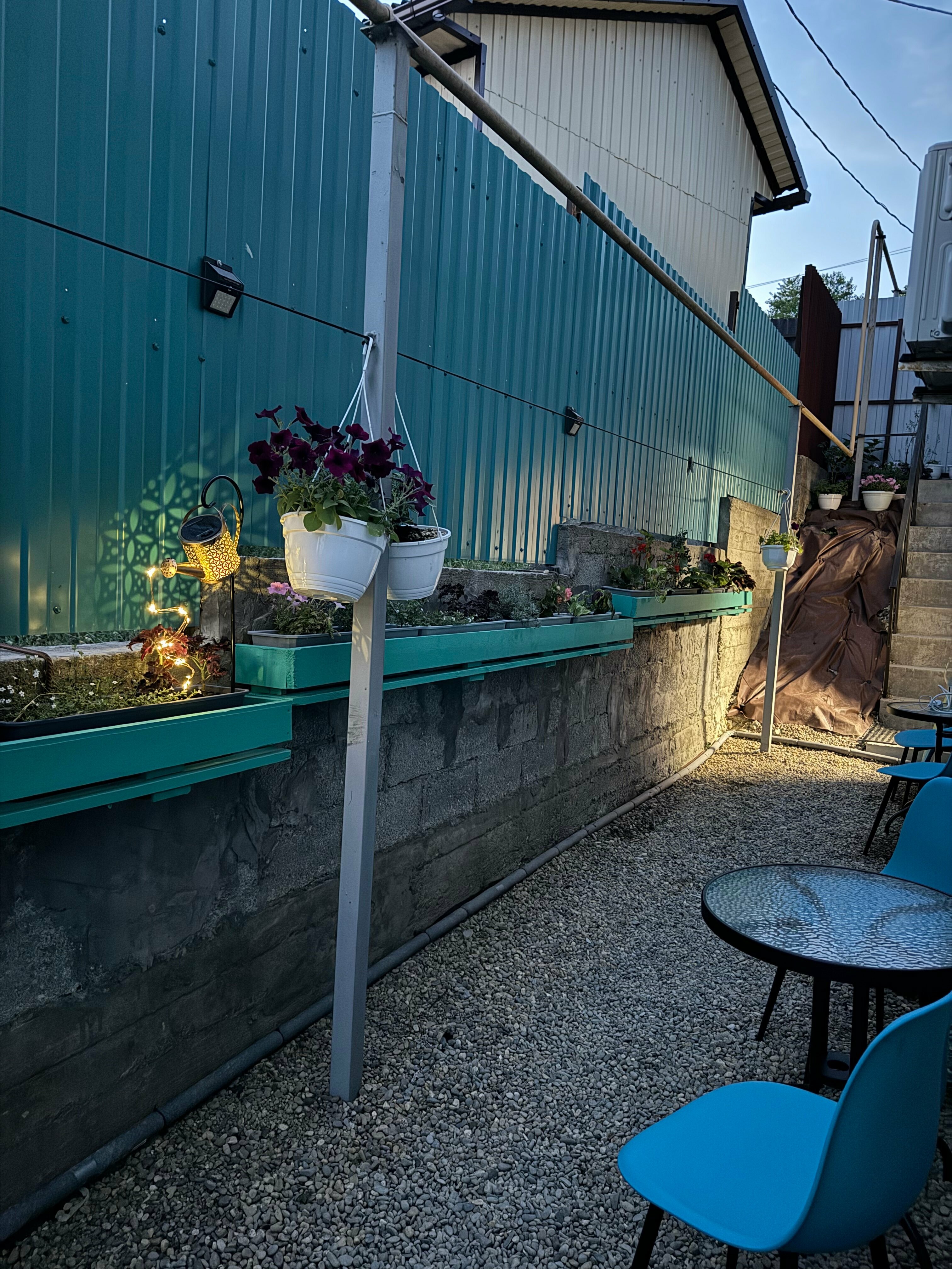 Улучшенный 2ух местный номер с 1 большой кроватью  и удобствами .