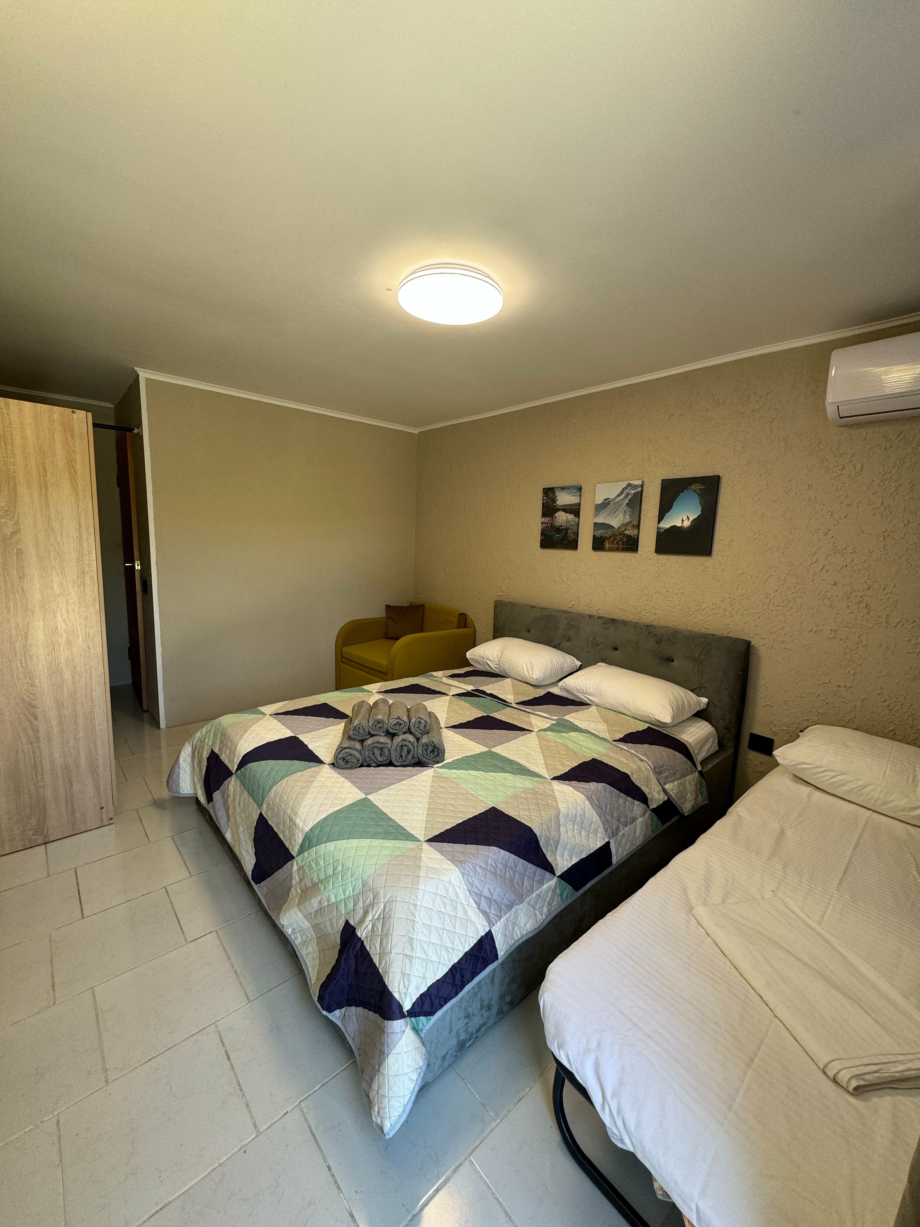 Улучшенный 4х местный номер с  удобствами .