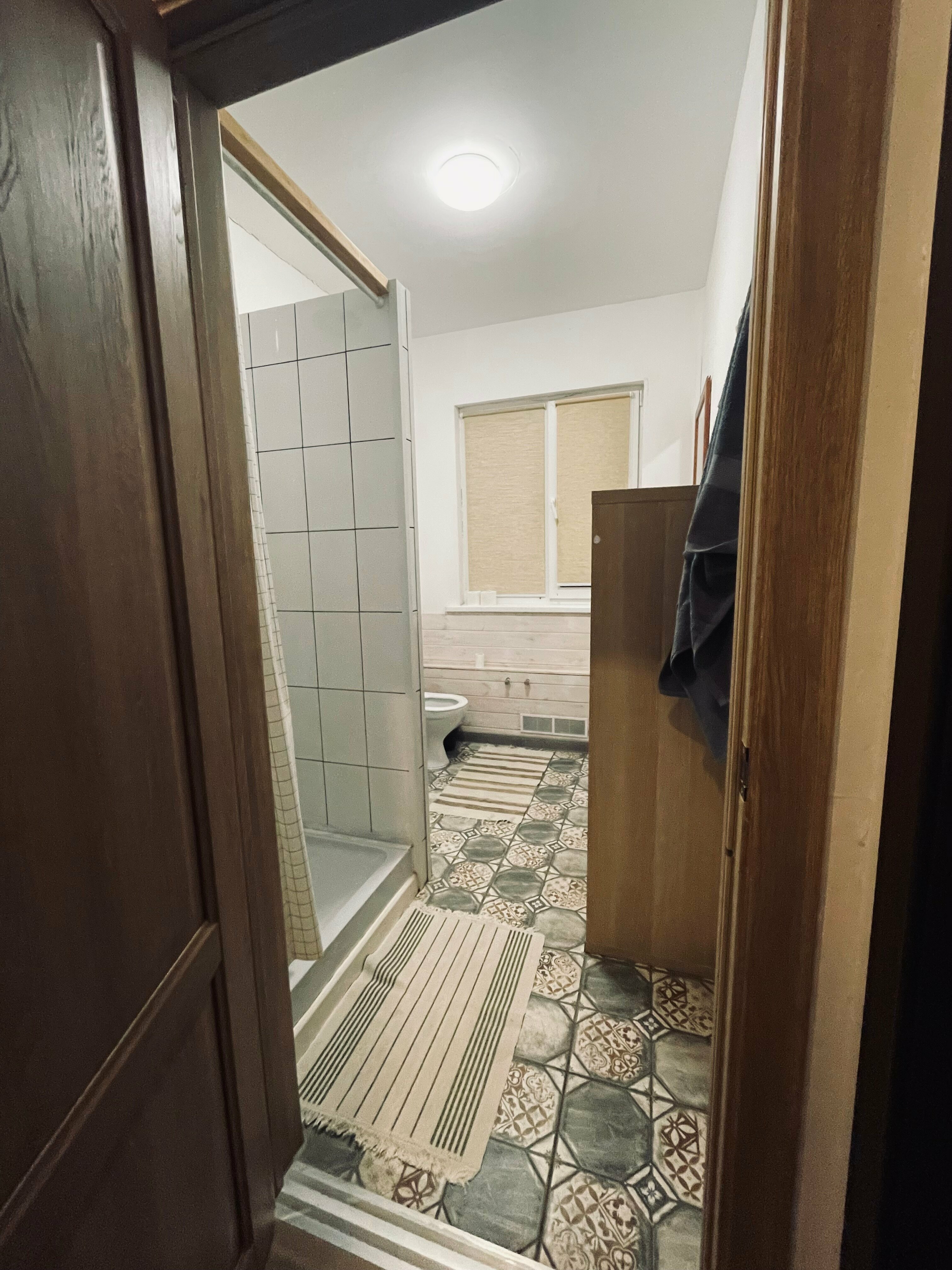 Желтый дом с проектором. Вмещает до 8 человек.