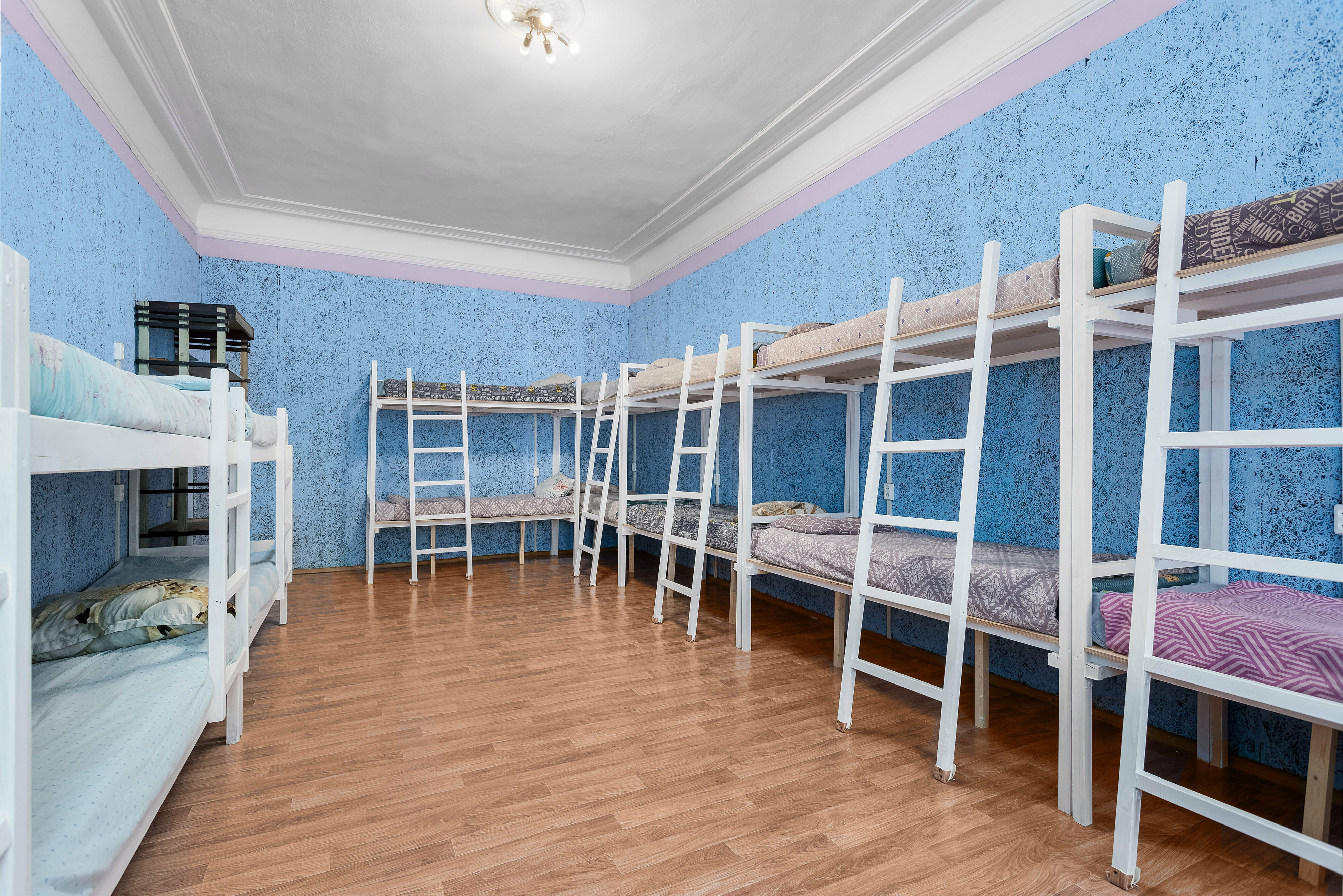 Спальное место на двухъярусной кровати в общем номере для мужчин и женщин