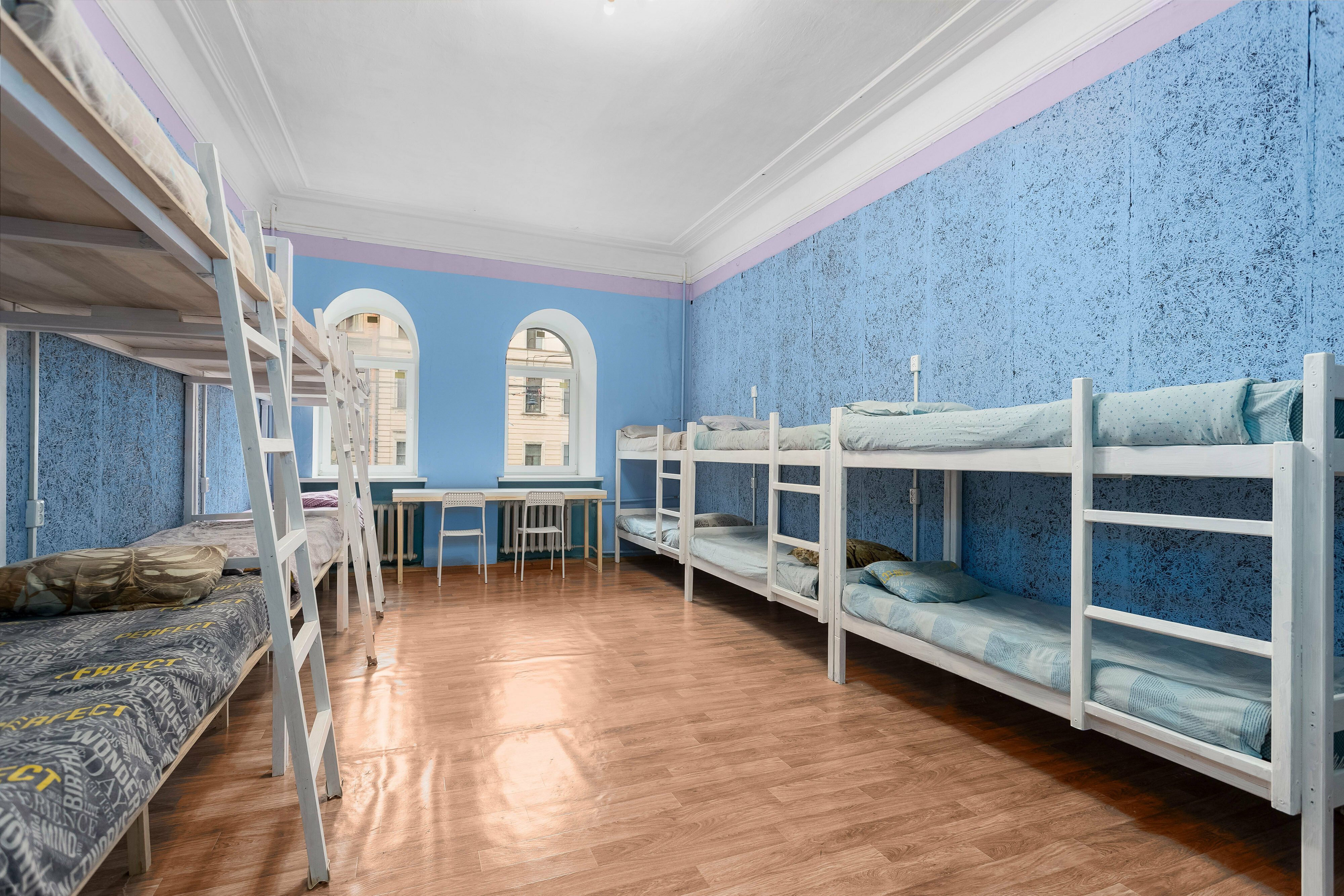 Спальное место на двухъярусной кровати в общем номере для мужчин и женщин