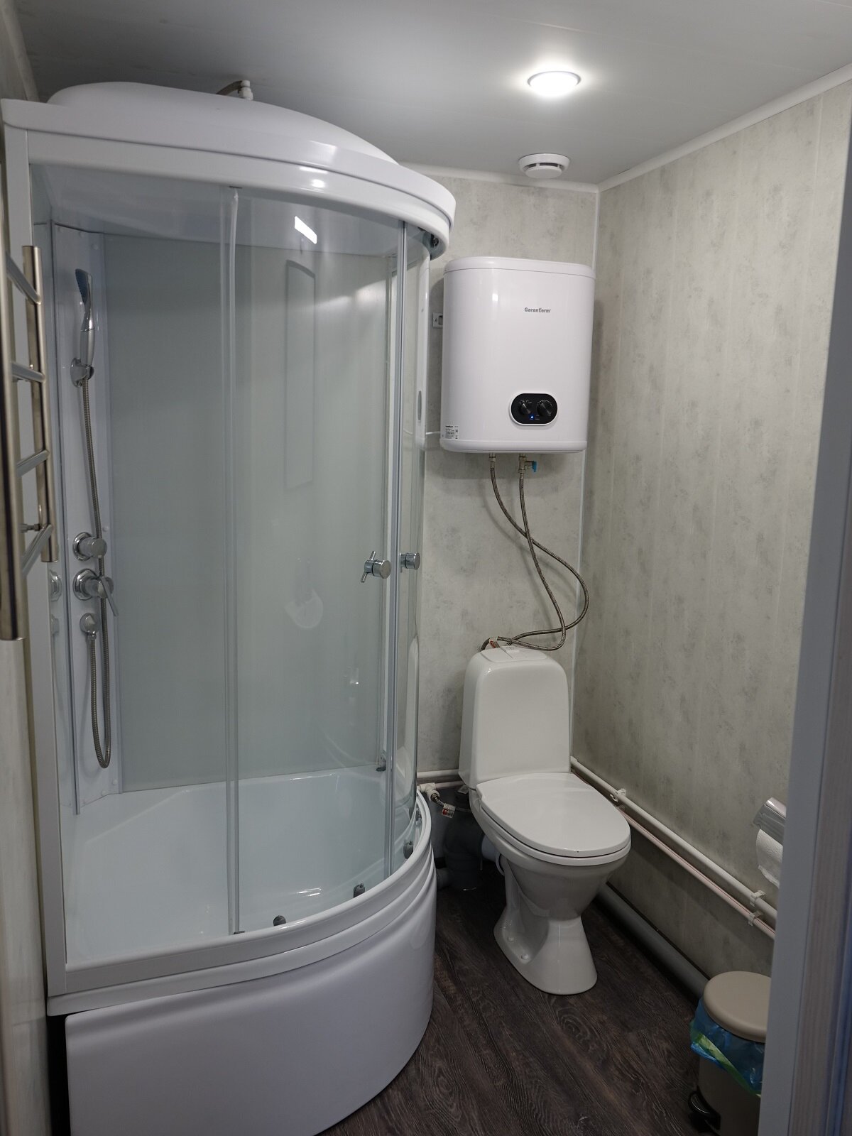 2х-комнатный номер с 1 двуспальной кроватью и 1 односпальной кроватью. Санузел (душ) 29