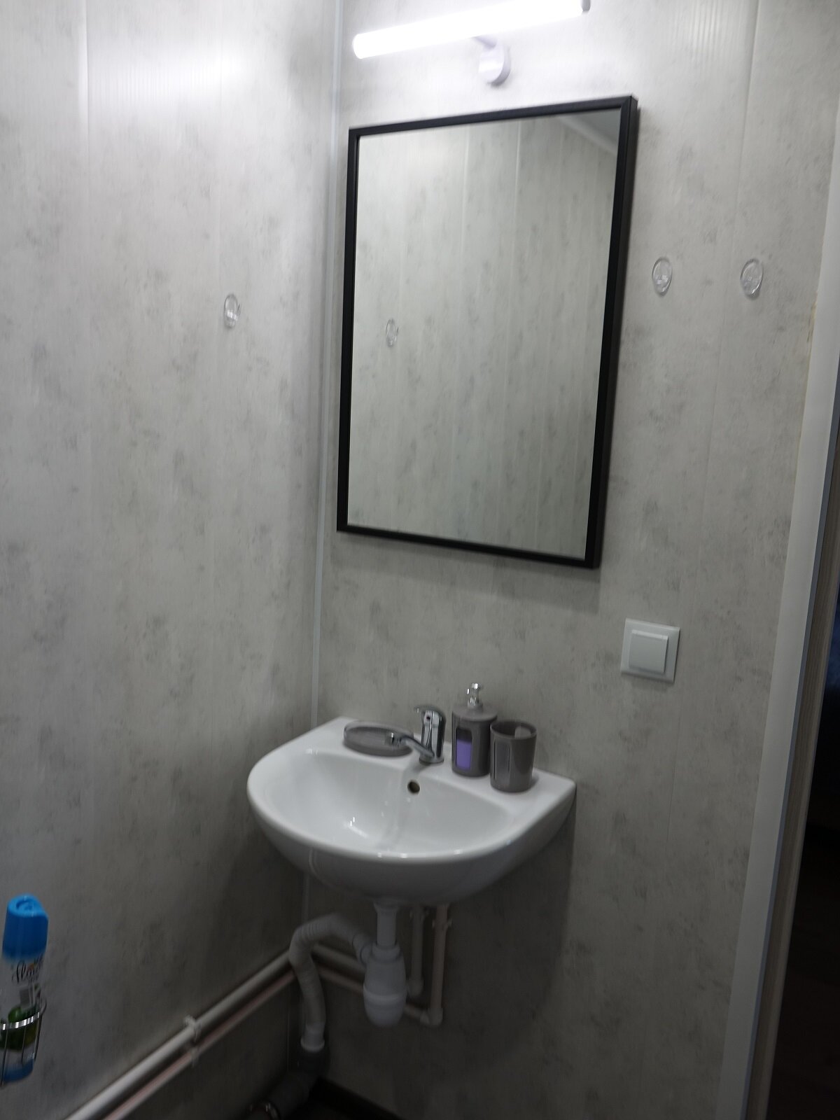 2х-комнатный номер с 1 двуспальной кроватью и 1 односпальной кроватью. Санузел (душ) 29