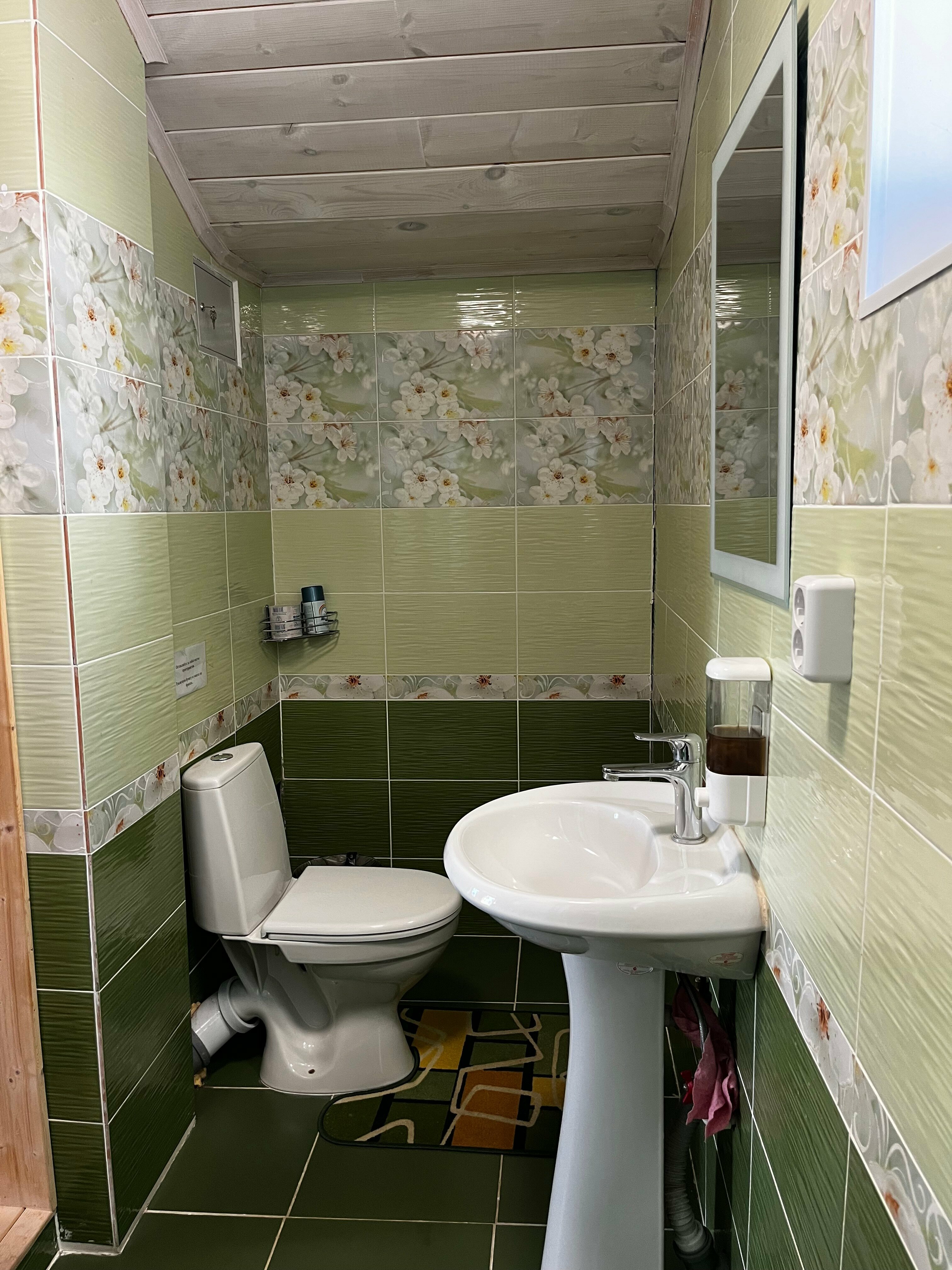 Трехместный номер «Комфорт» с душем