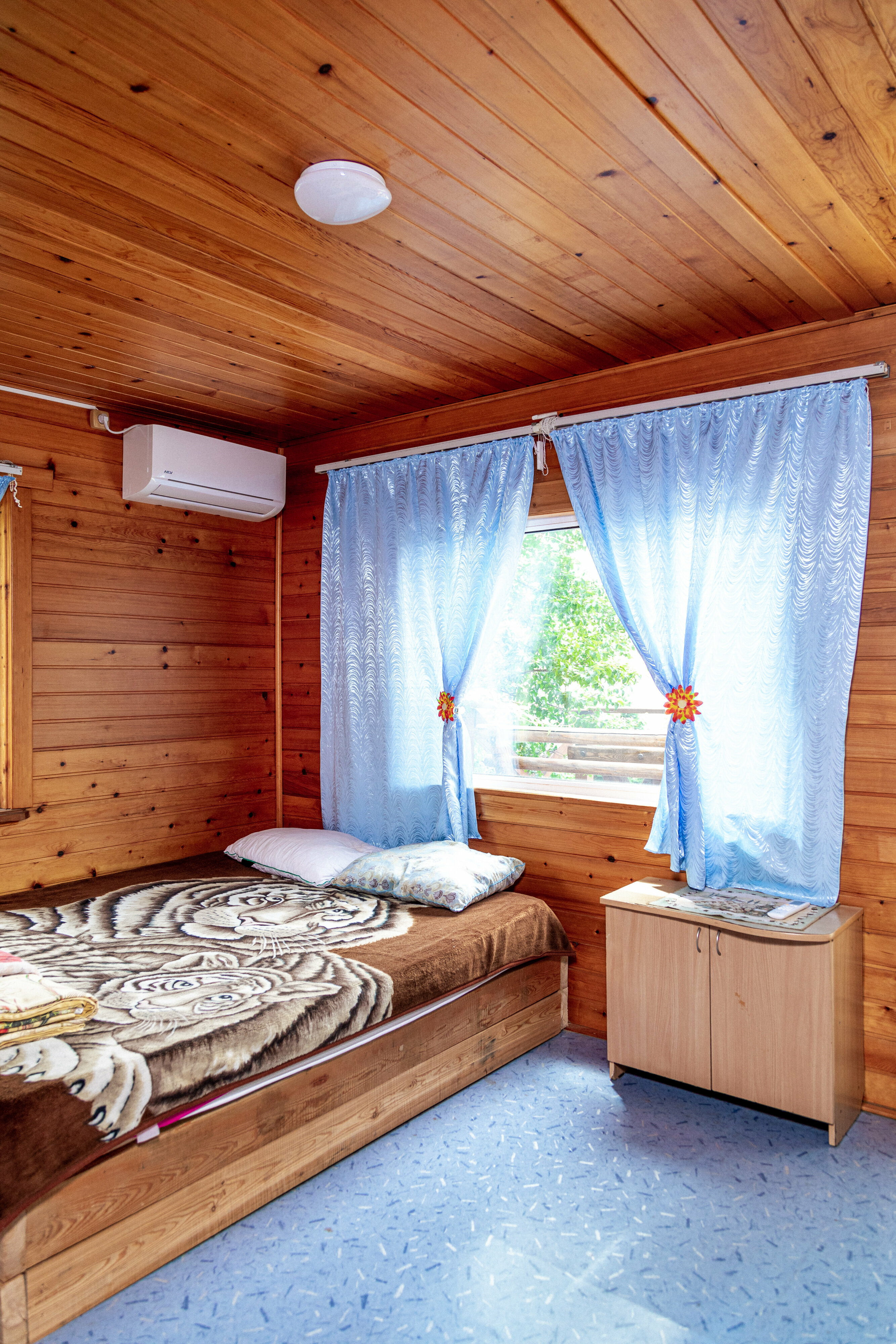 Трехместный номер с собственной ванной комнатой