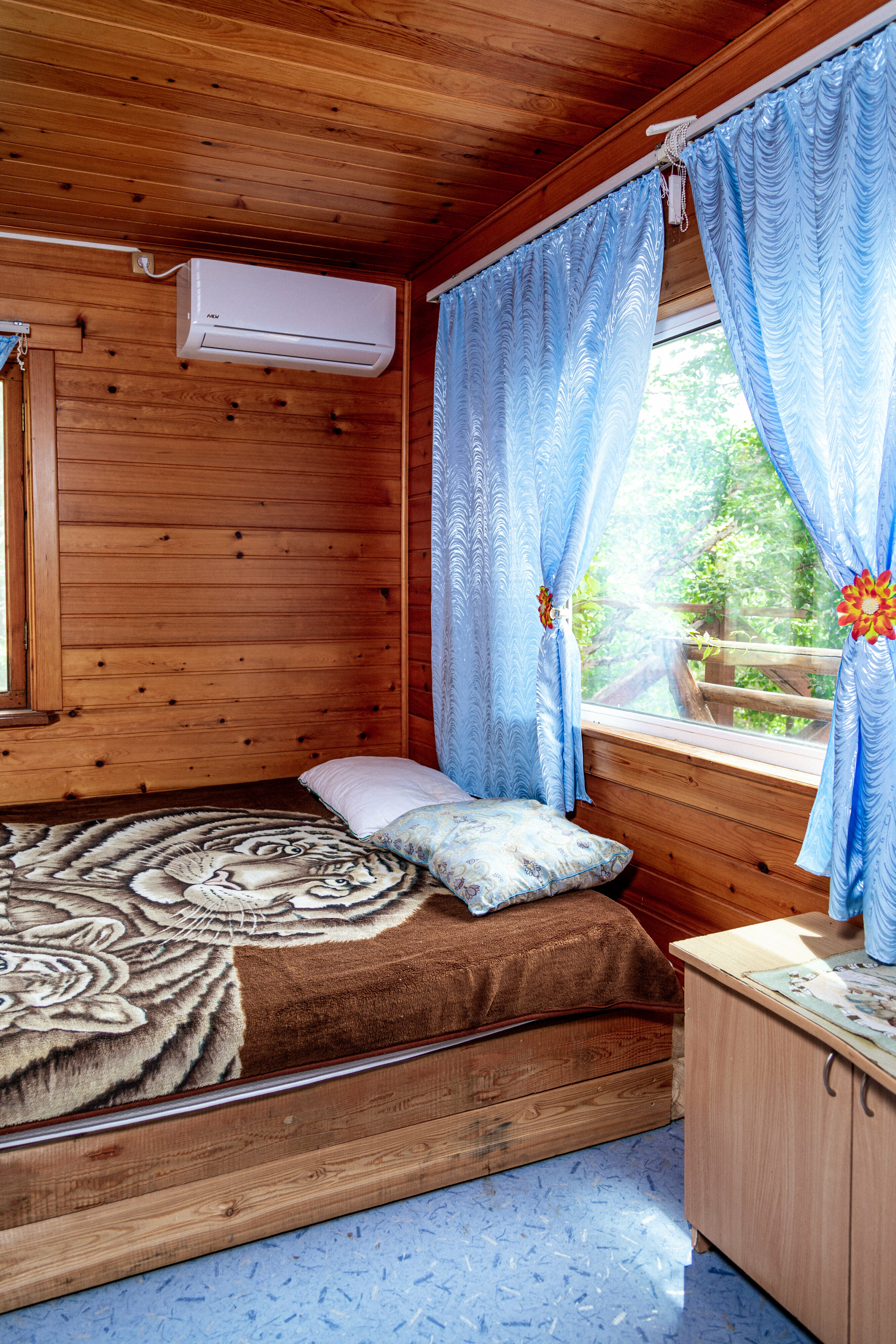 Трехместный номер с собственной ванной комнатой