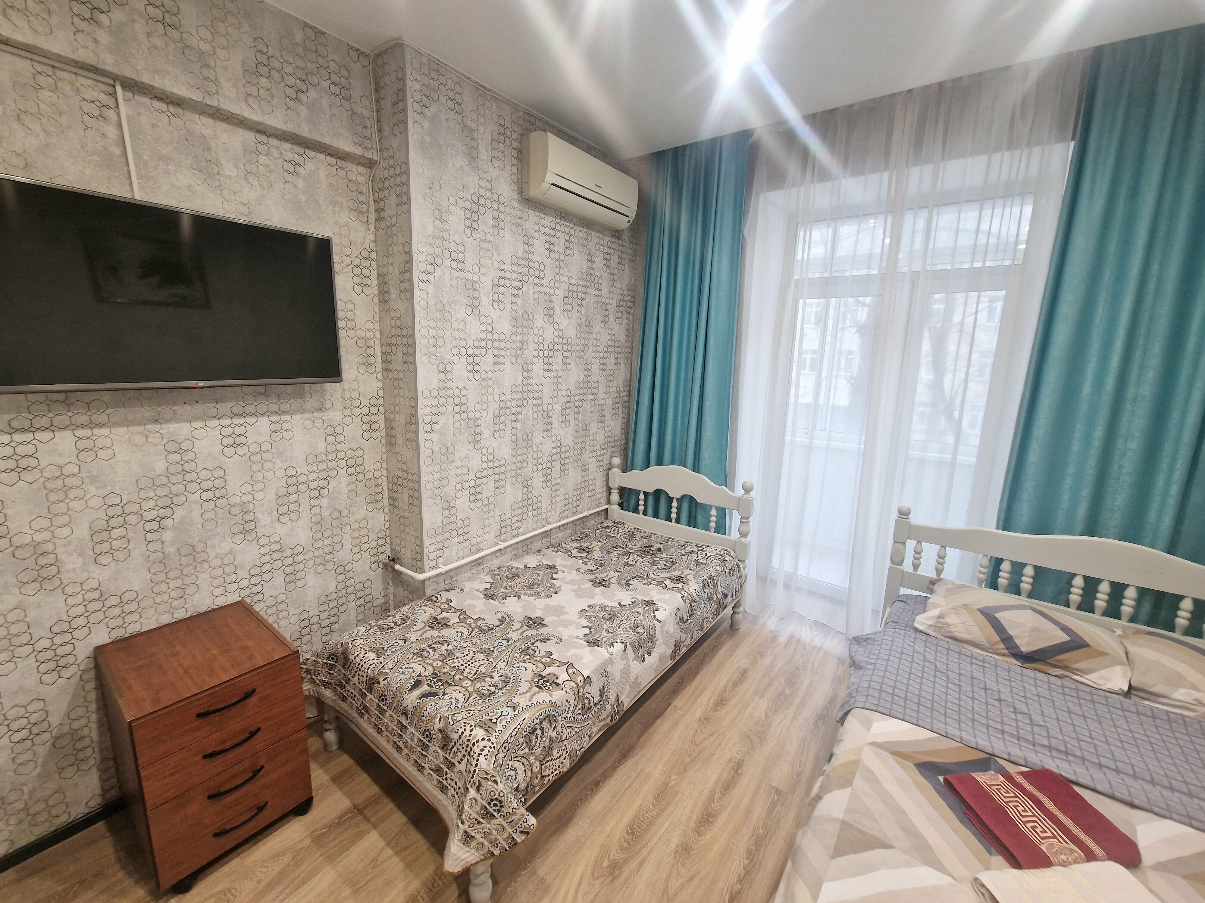 Трехместный номер с собственной ванной комнатой