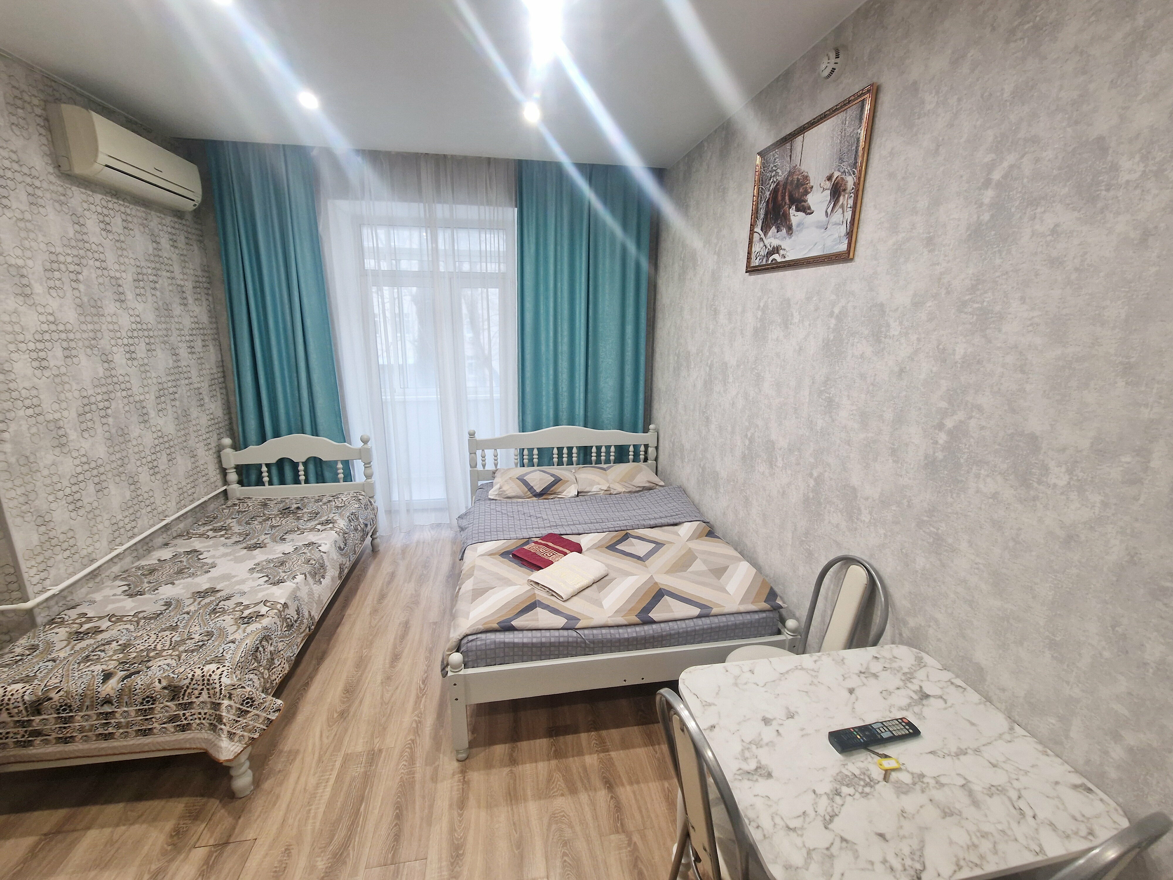 Трехместный номер с собственной ванной комнатой